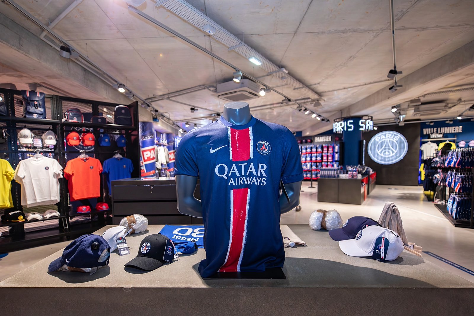 Vue du magasin avec un T-shirt du PSG au premier plan