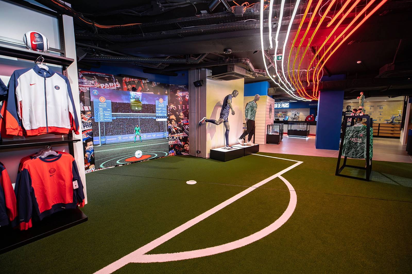 Grand écran de simulation de tir au but au coeur du magasin