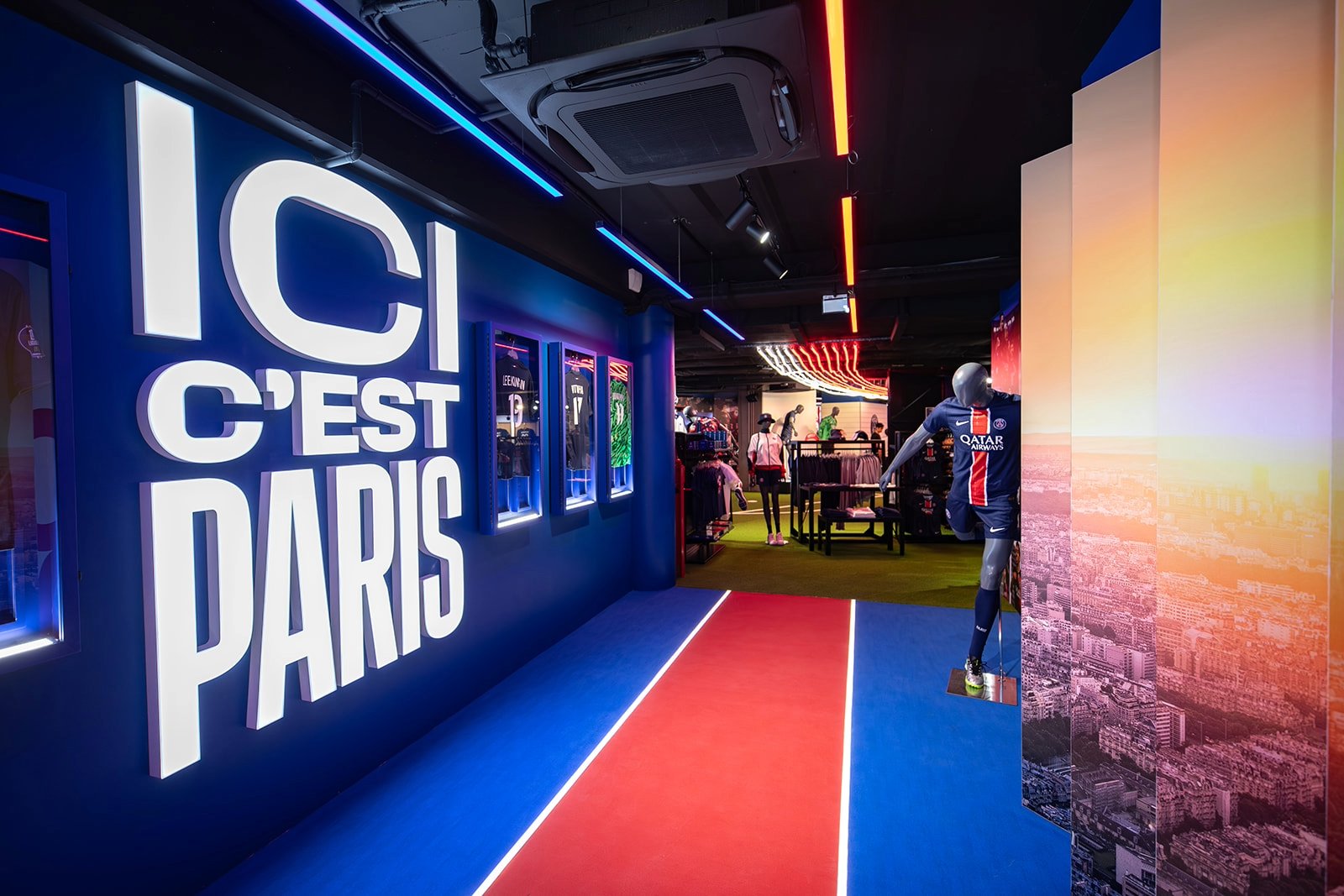 Allée dans le magasin au couleur du PSG avec leur slogan lumineux