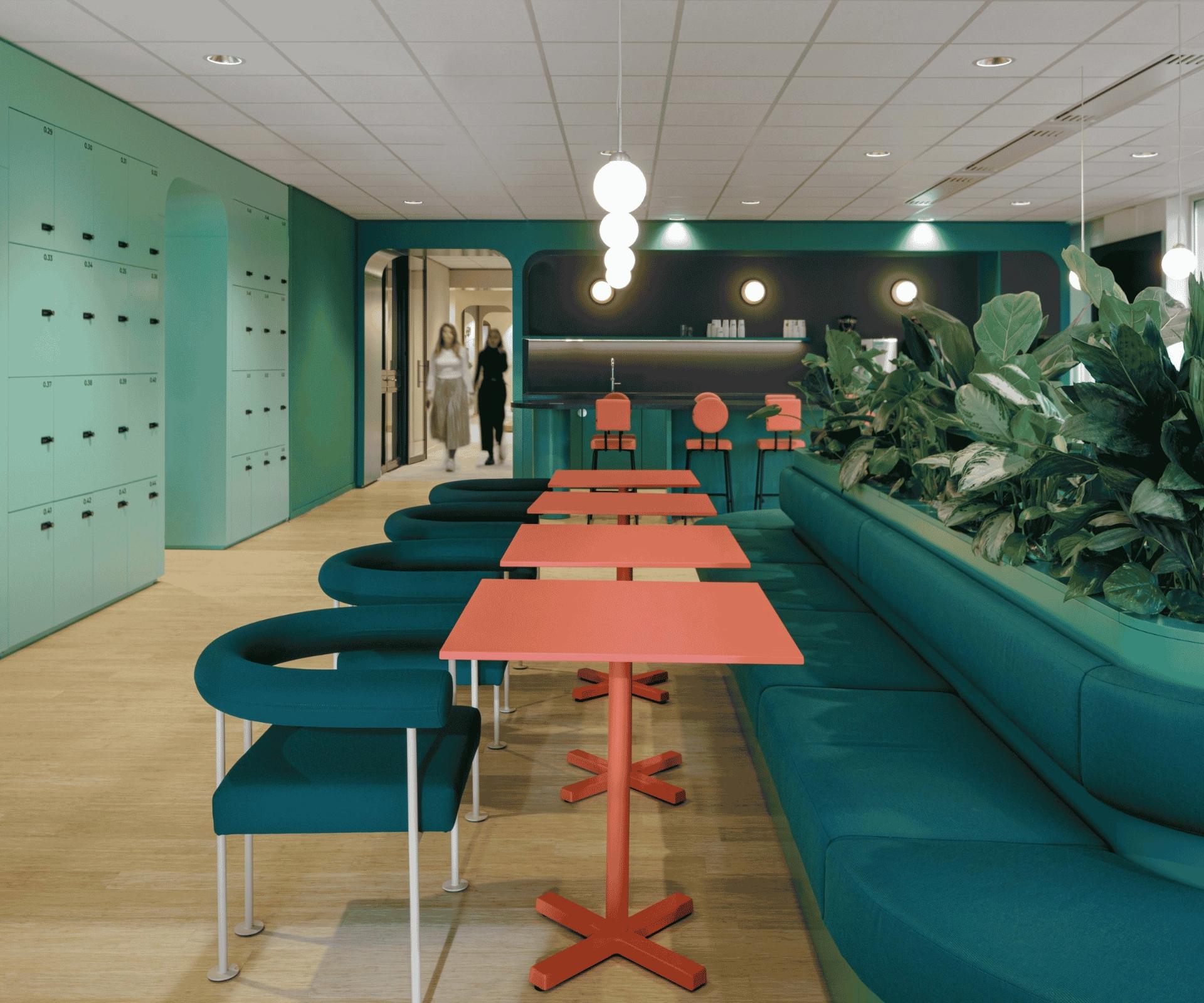 Espace de restauration avec chaise et banquette vert émeraude, tables orangées pour contraster