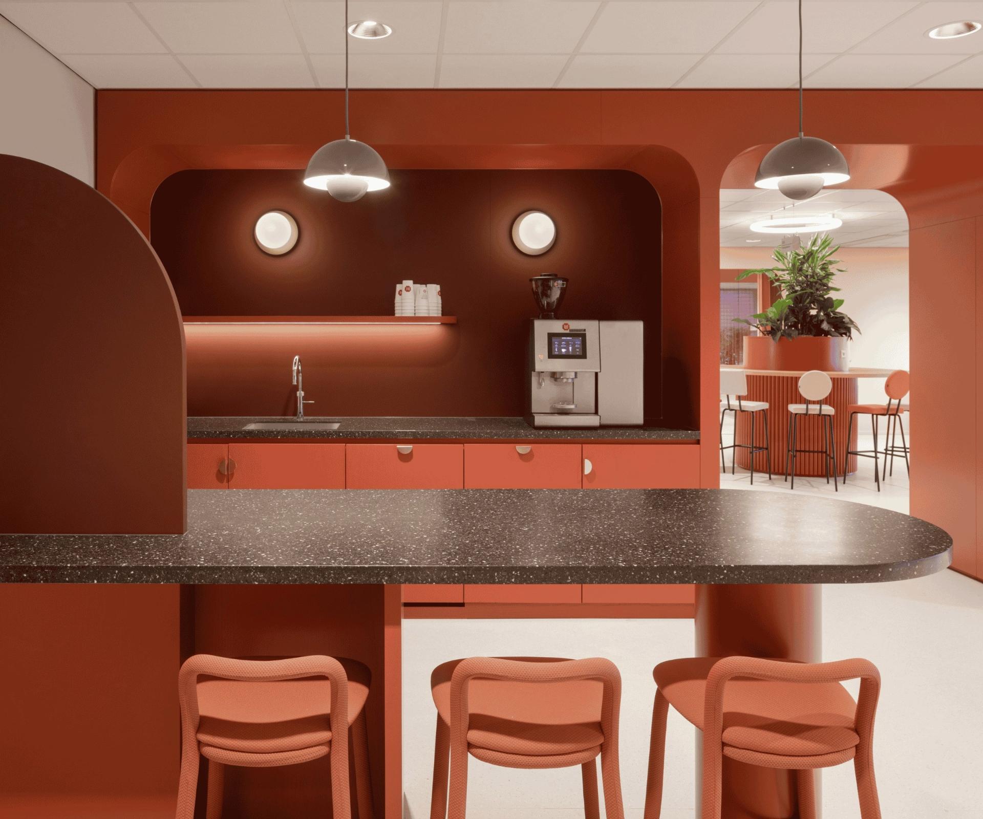 Cuisine de couleur rouge orangé, meuble assortis, plateau et plan de travail couleur marron noir