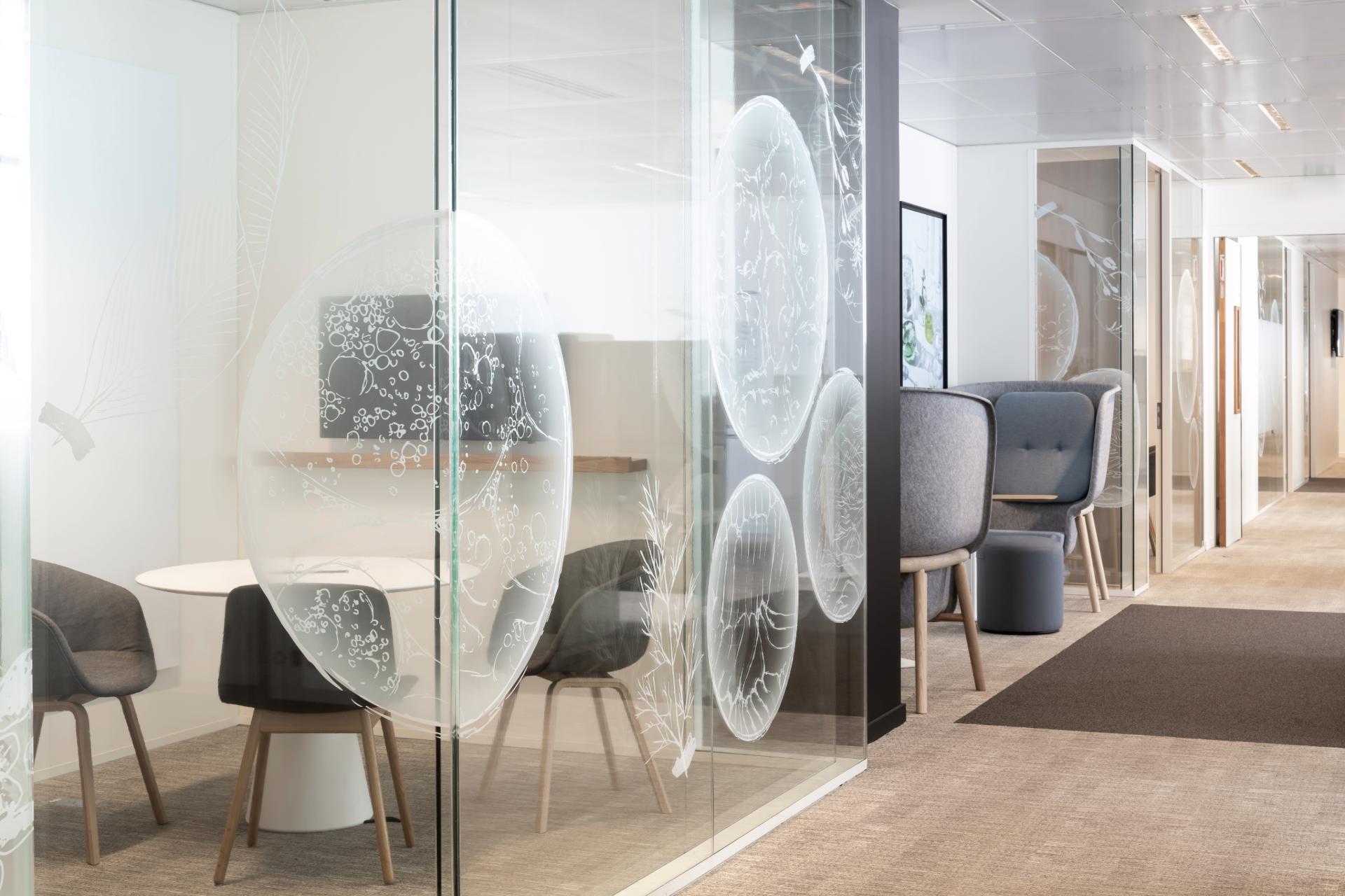 Salle de réunion avec parois vitrées et stickés de forme ressemblant à des bulles