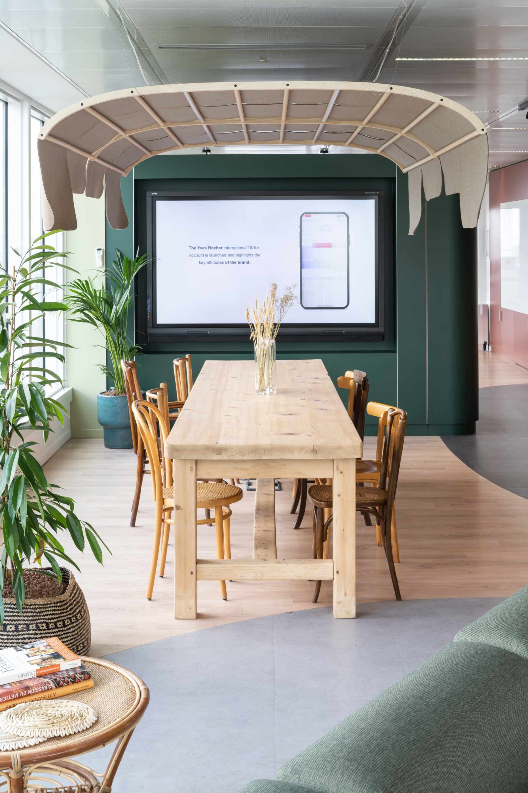Salle de réunion, ambiance salle à manger avec table et chaises en bois