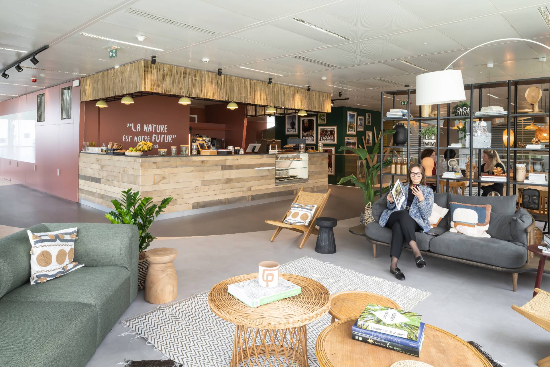Cafétéria avec des espaces cosy, salons pour les moments de pause conviviaux.