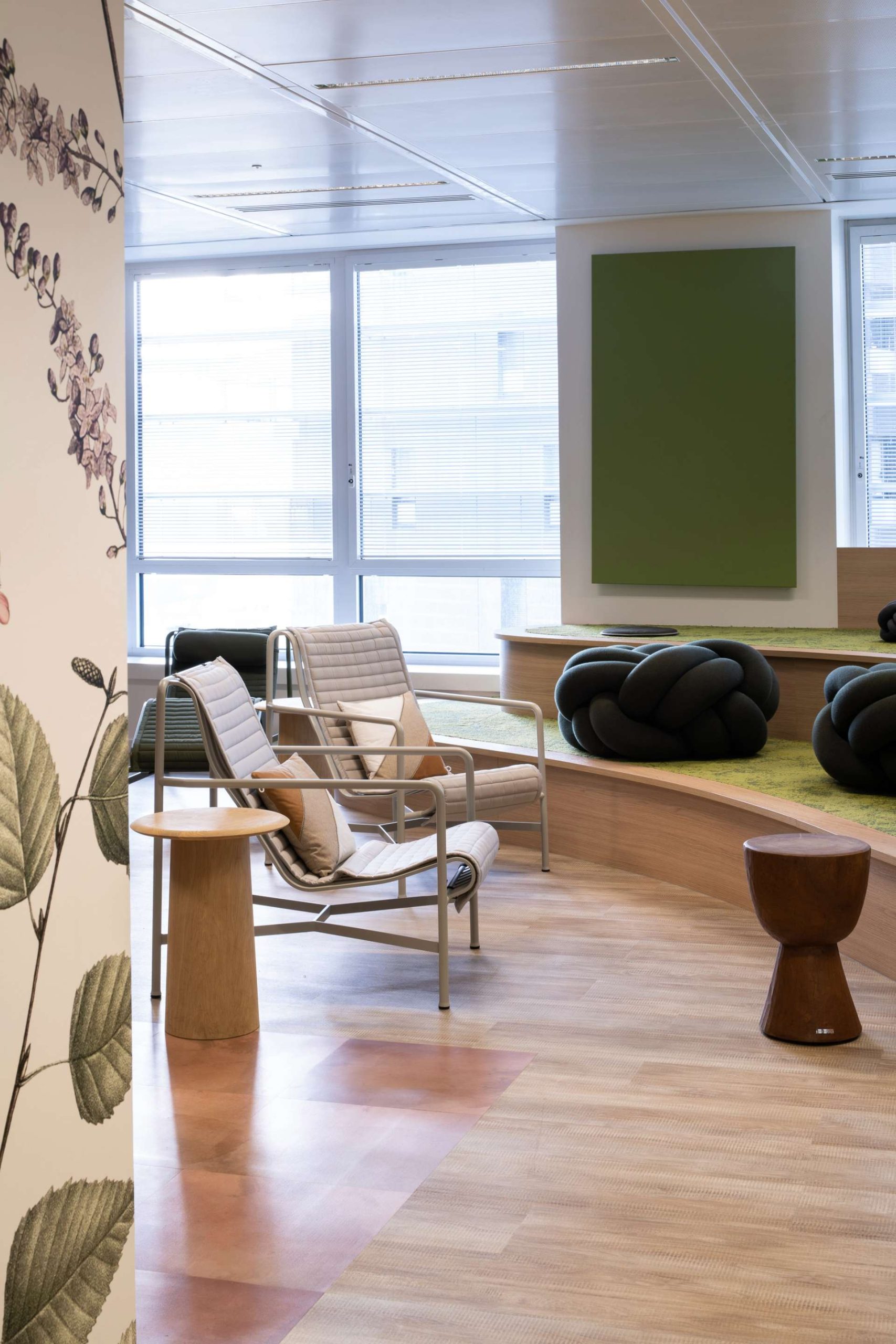 Lieux d'échanges avec fauteuils et poufs