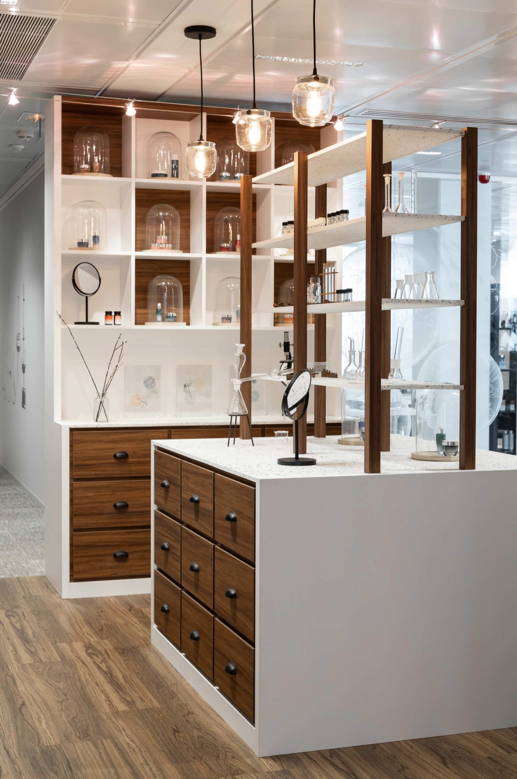 Meuble de présentation, blanc et bois foncé, décoration d'objets de laboratoire en verre