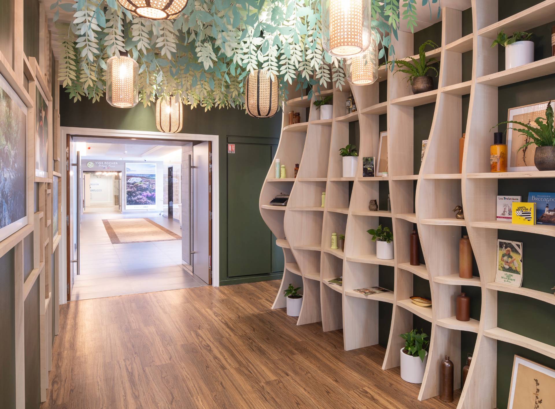 Etagère avec une forme originale, paroi qui ondule, au plafond de fausse plantes tombantes avec des lanternes suspendues