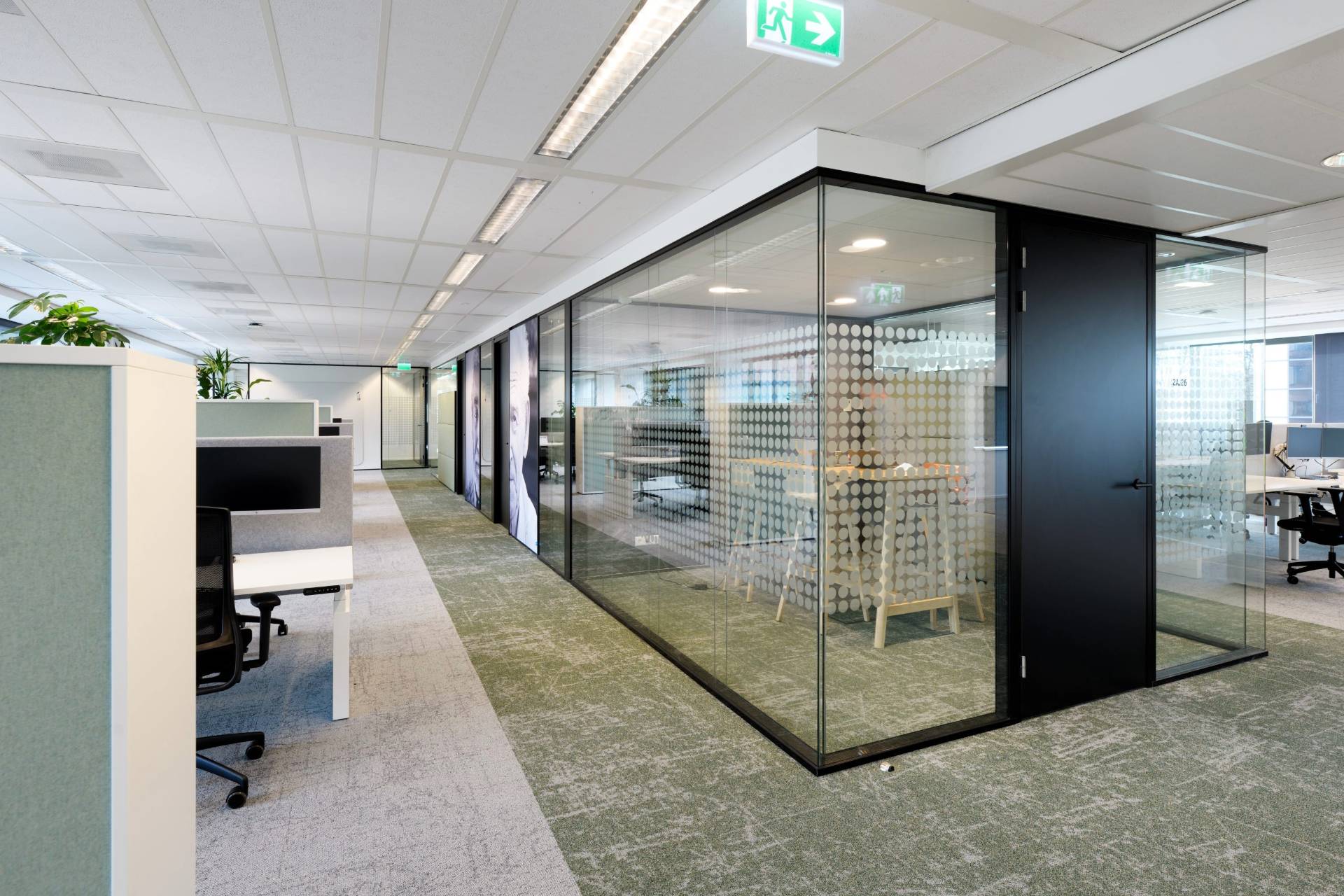 Open space avec des salles de réunion vitrées au centre de l'espace