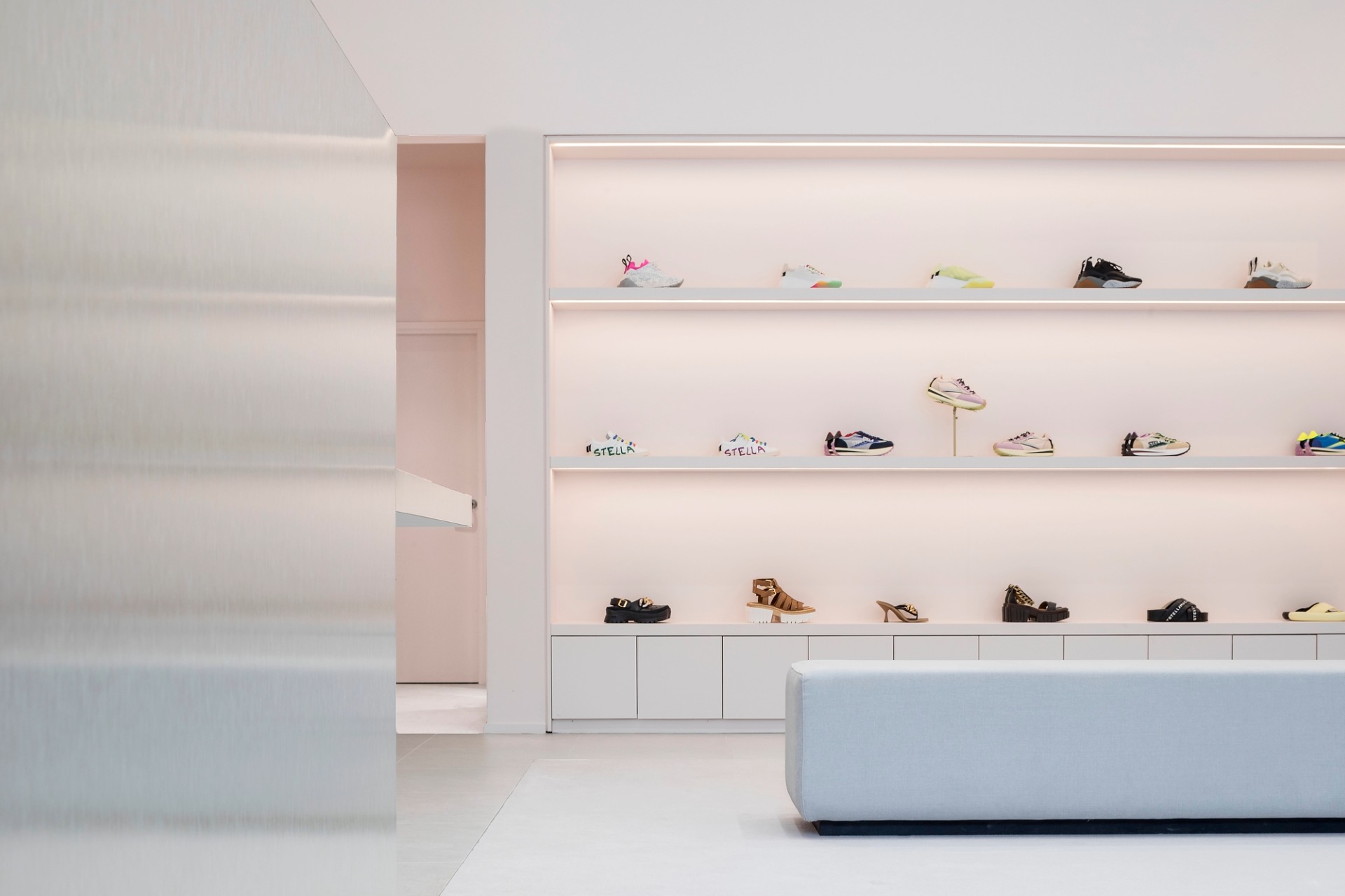 Etagère avec présentation des chaussures