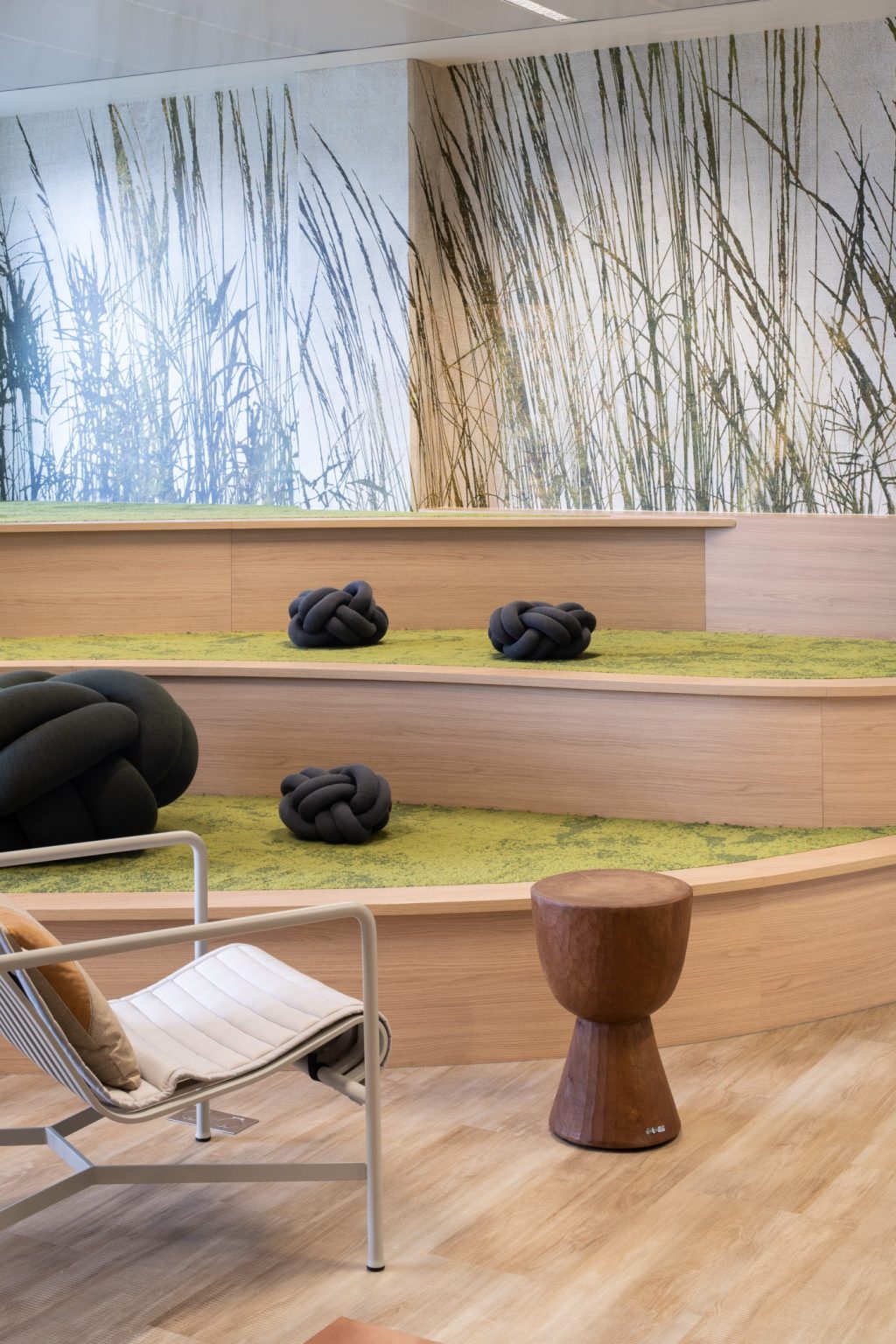 Espace d'échange en amphithéâtre avec un aspect cosy et naturel - Groupe Rocher
