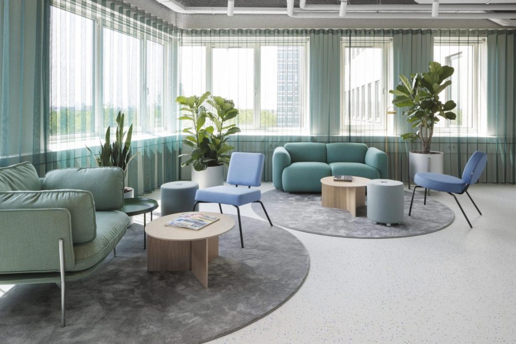 Espace informel avec canapé et fauteuil dans les tons bleus et verts pâles