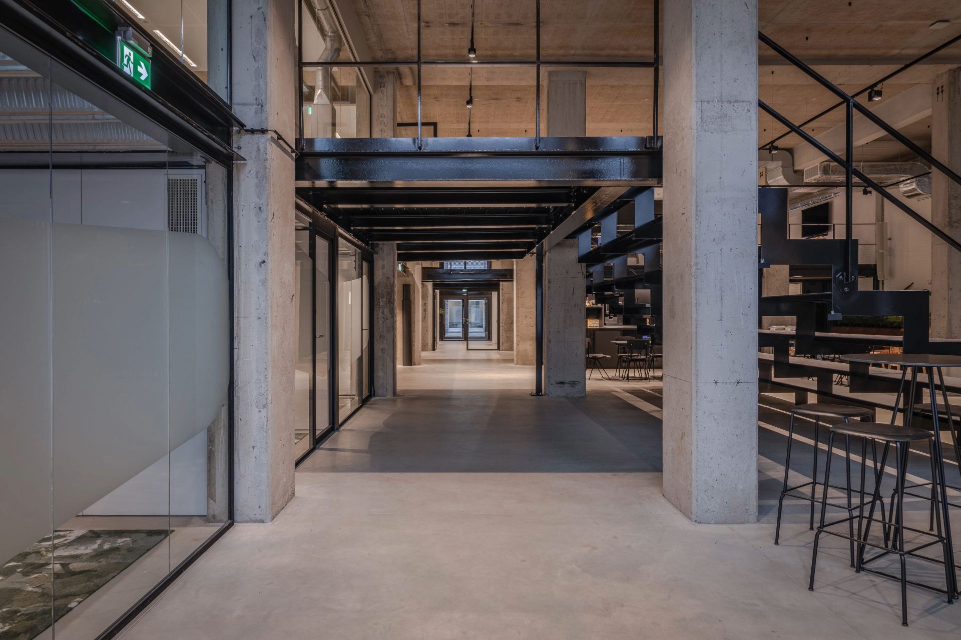 Passage vers la sortie, sol et pilier en béton avec la mezzanine au dessus
