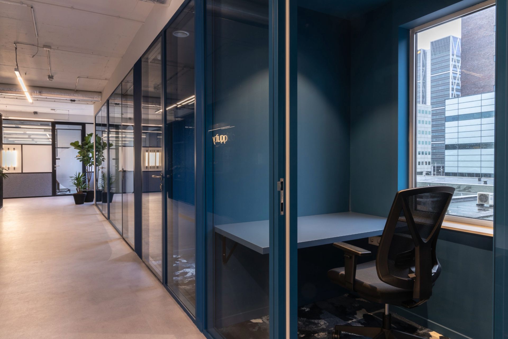 Allée avec des bulles, bureaux ou salle de réunion sur la droite