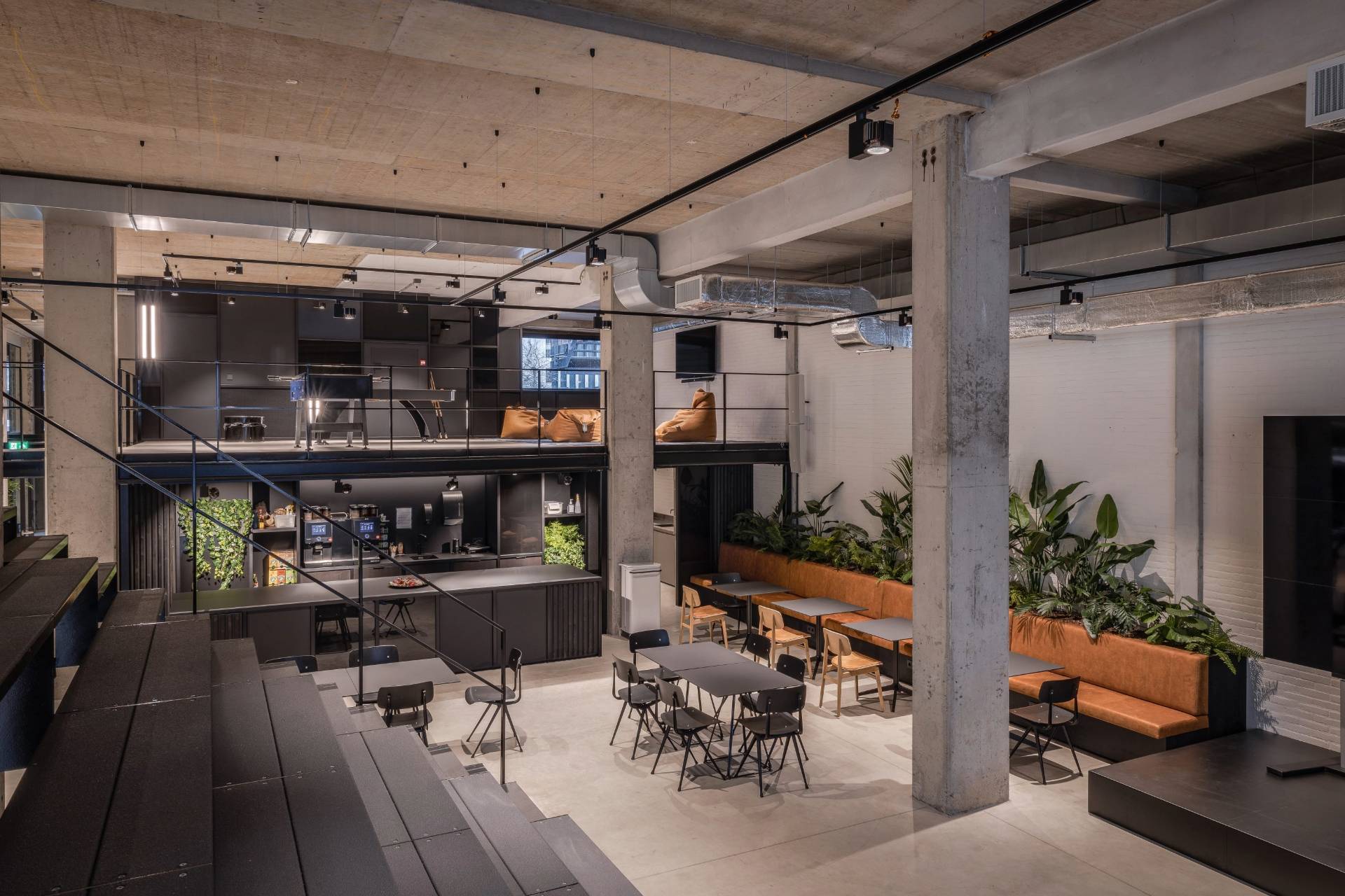 Grand espace de restauration avec vue sur la mezzanine au dessus et son espace détente.