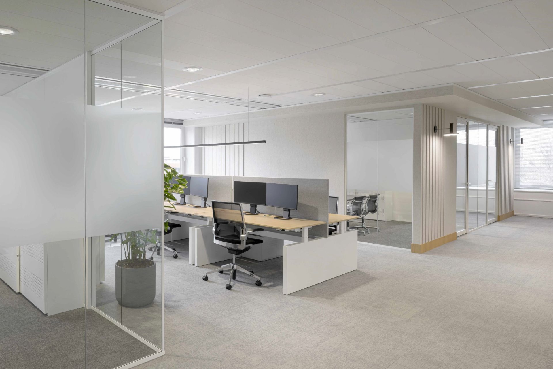 Open space gris clair et blanc