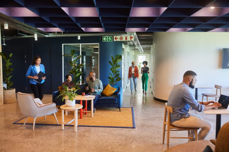 Plusieurs personnes travaillant dans un open space Source : iStock