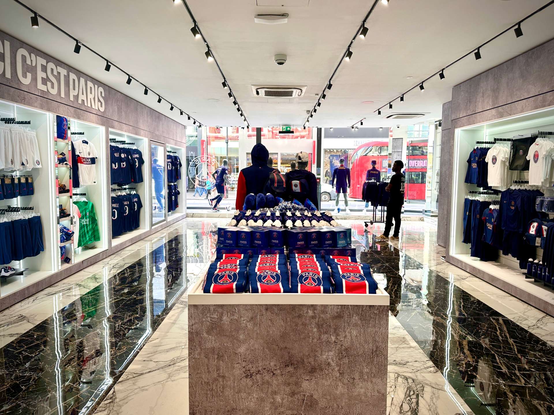Magasin PSG pris depuis le fond