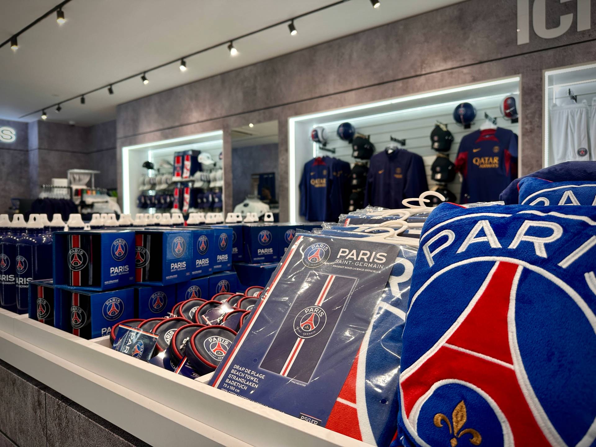 Gros plans sur les produits merch présents sur l'îlot central