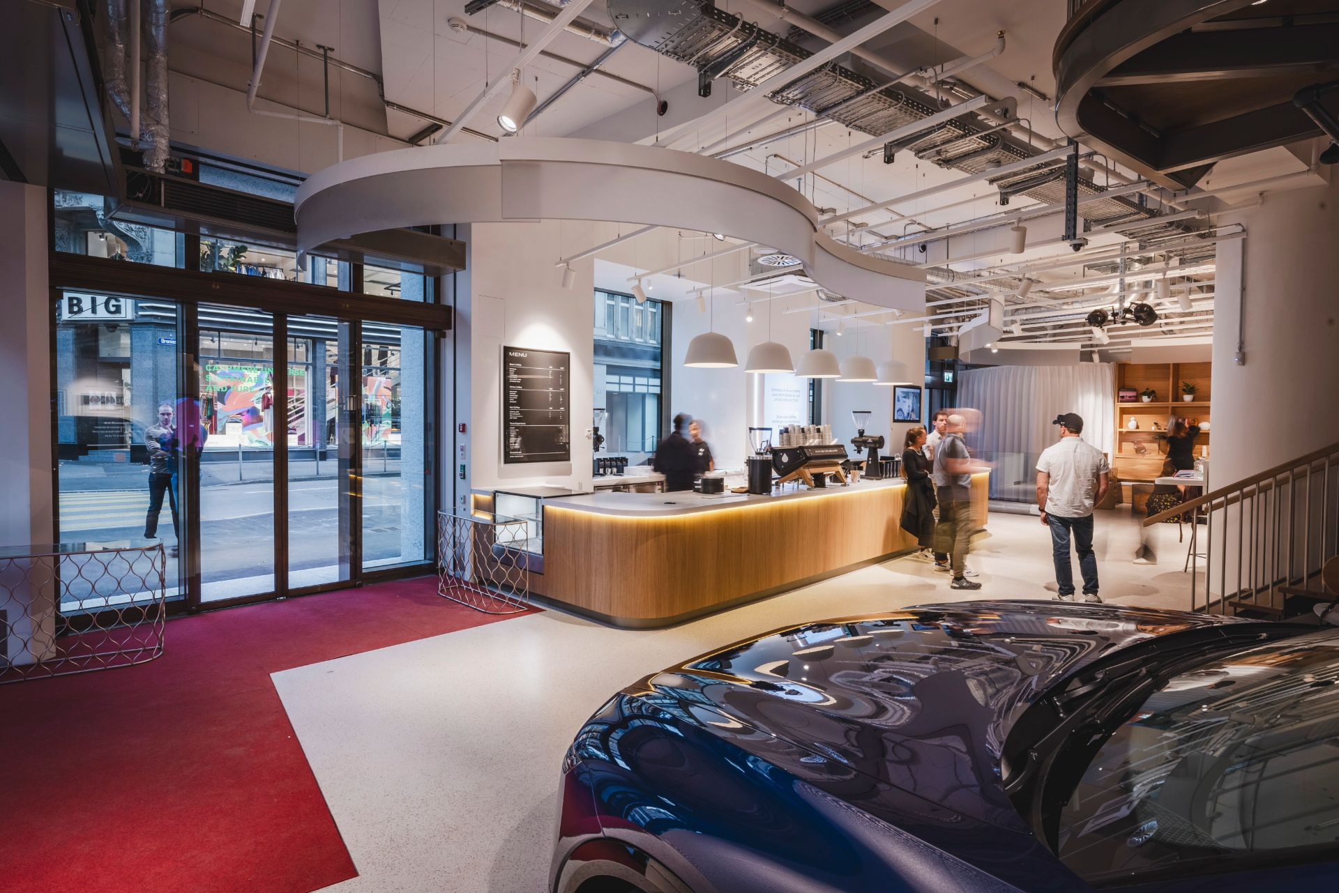Entrée avec cafétéria et voiture exposée - General Motors