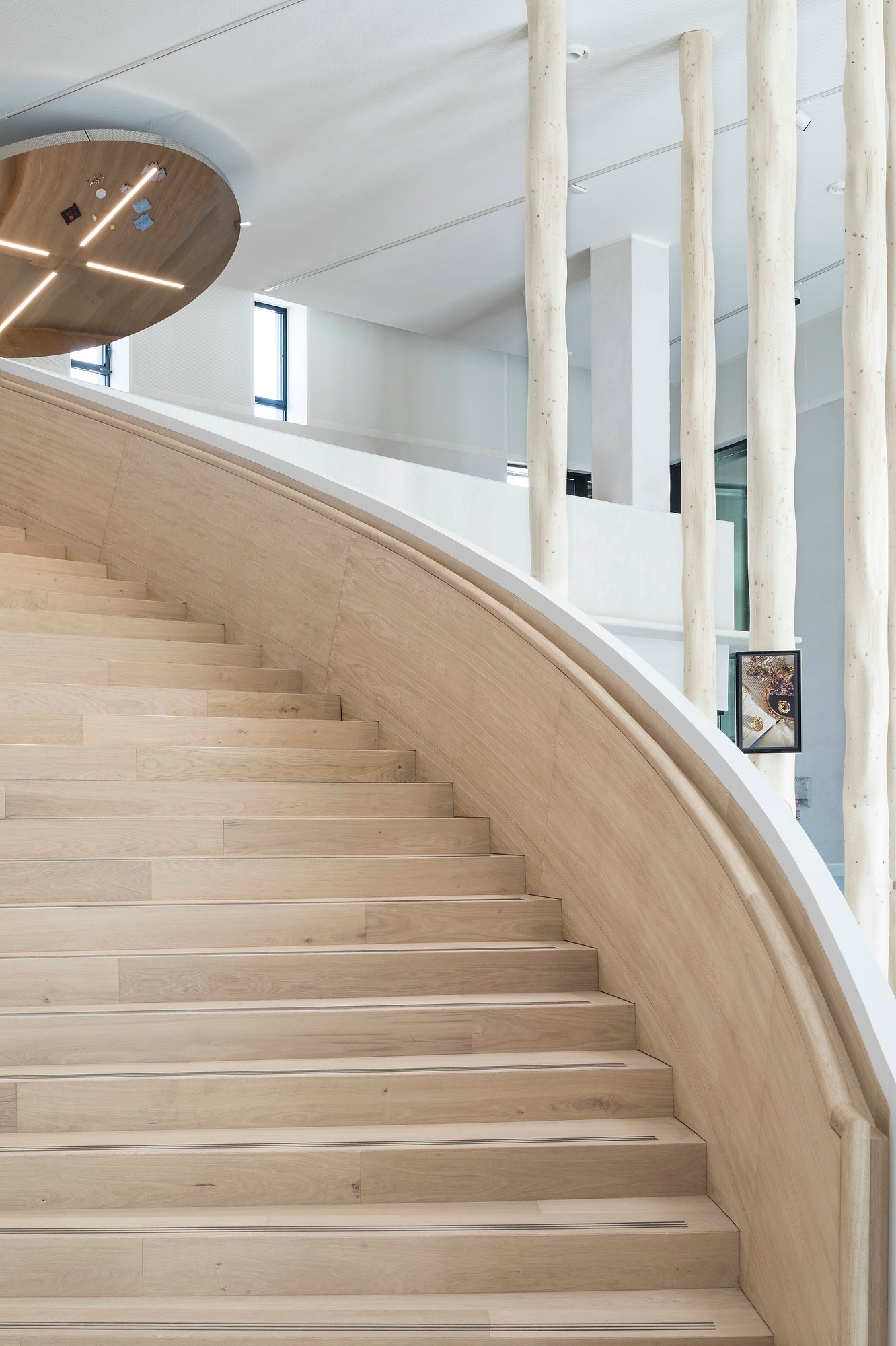 Grand escalier menant de la salle principale au 1er étage - Maison des métiers d'art