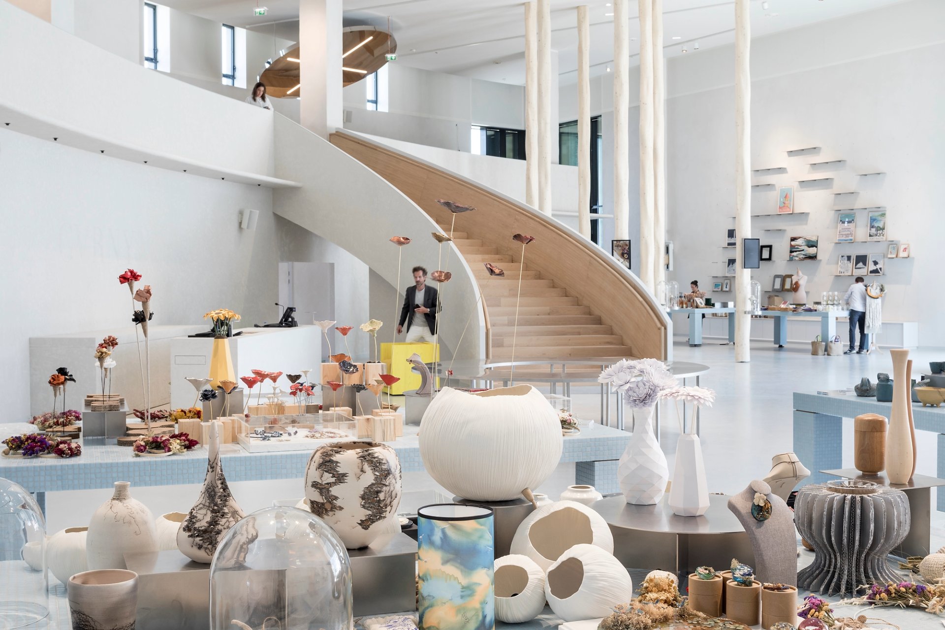 Grande salle d'exposition avec plusieurs oeuvres au premier plan - Maison des métiers d'art