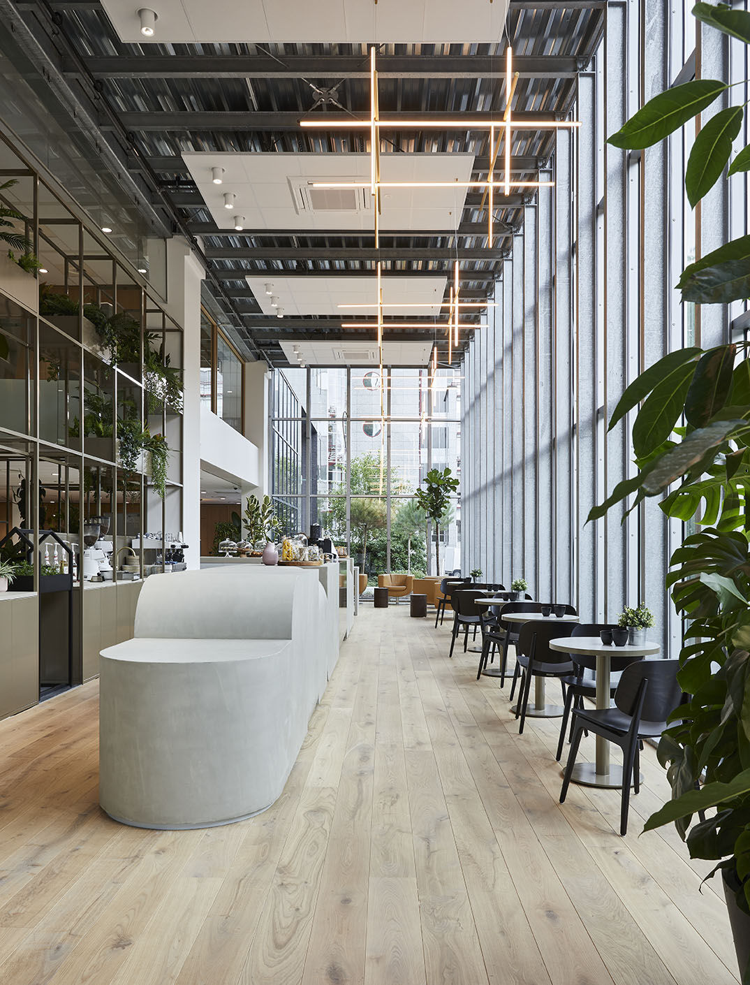 Grand espace de restauration avec une grande hauteur sous plafond et de grandes baies vitrées