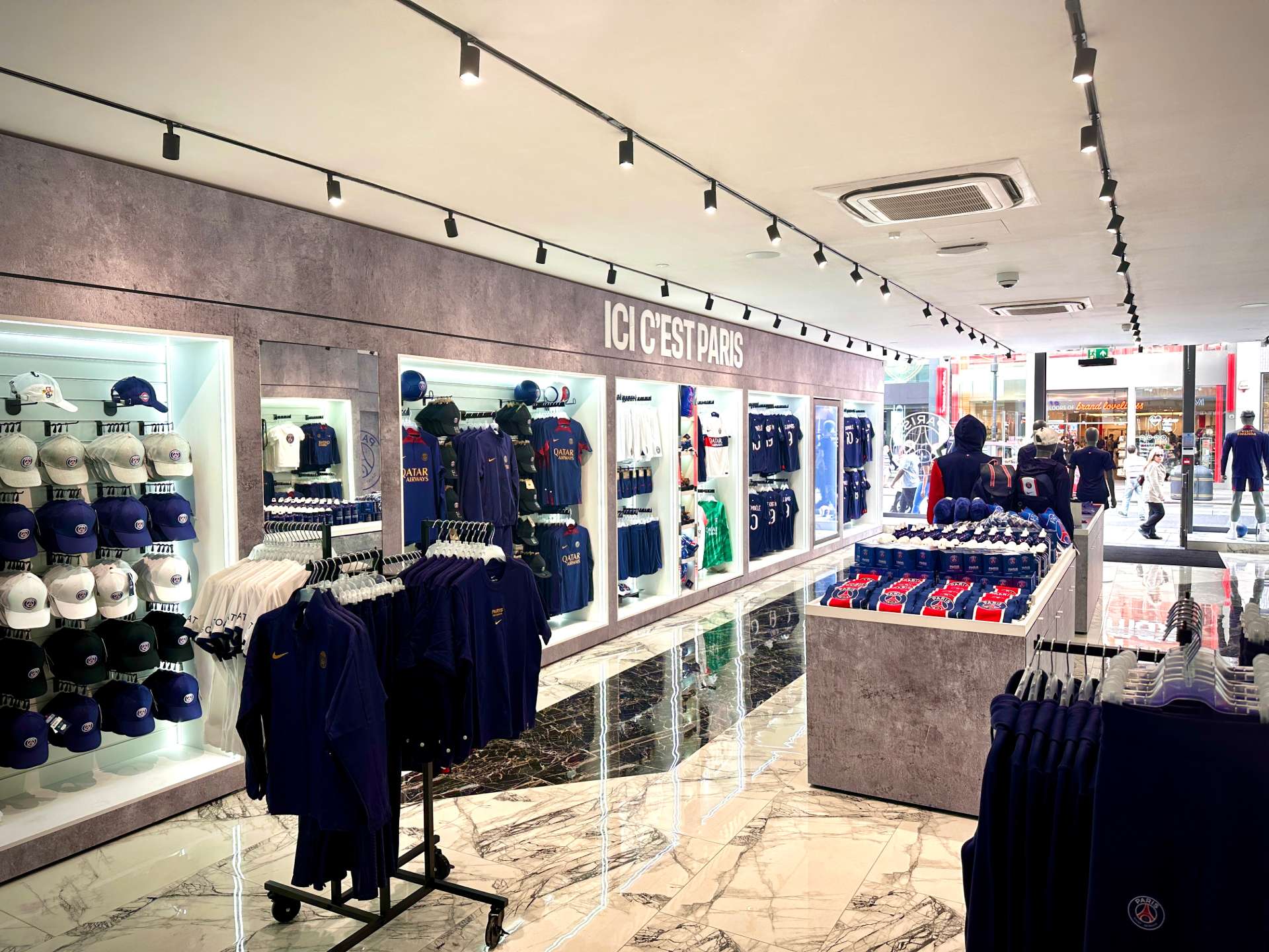 Magasin PSG pris depuis le fond