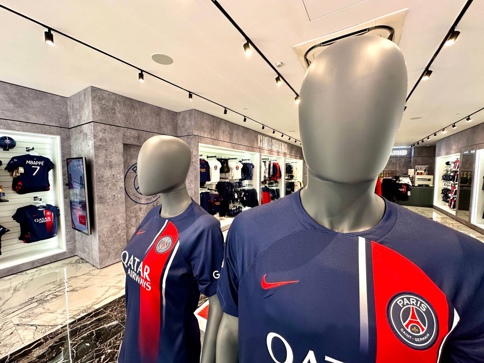 Gros plans sur les mannequins homme et femme à l'entrée