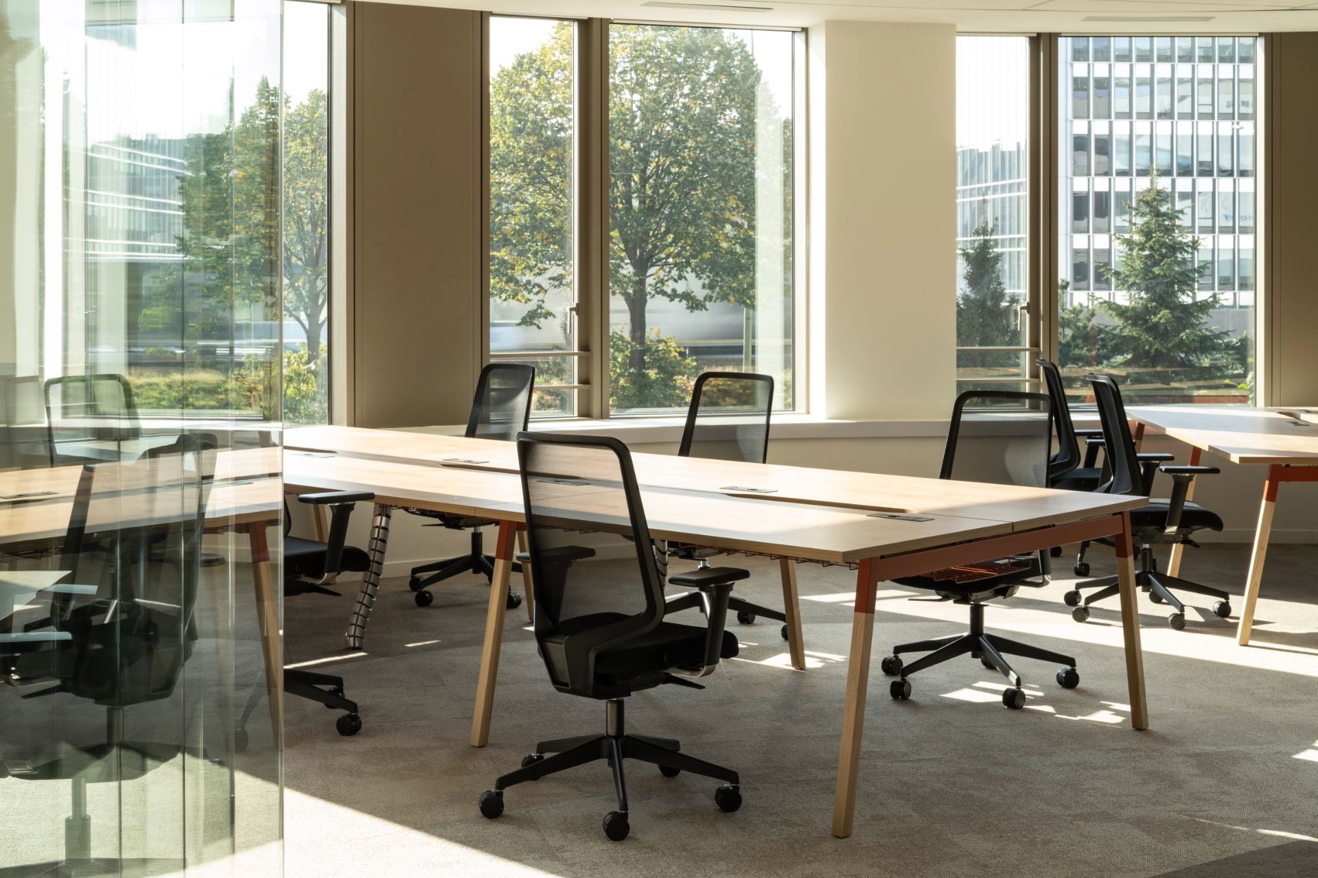 Bench de 6 places dans un open space avec de grandes fenêtres