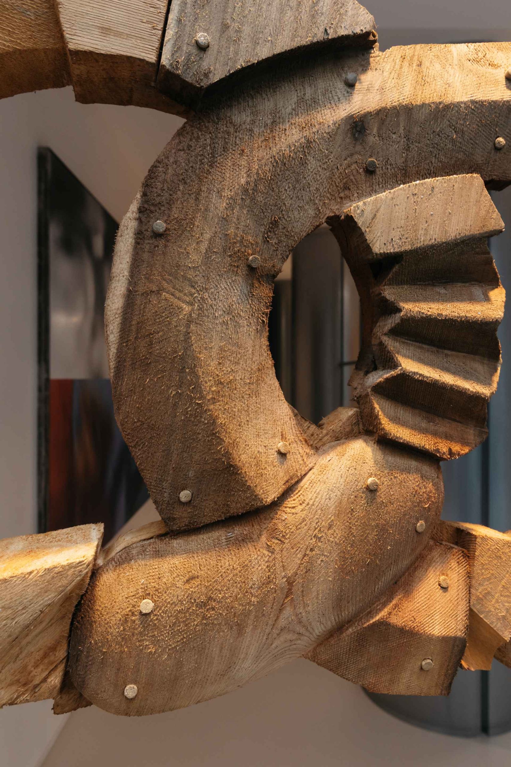 Sculpture en bois dans la vitrine du magasin Stüssy