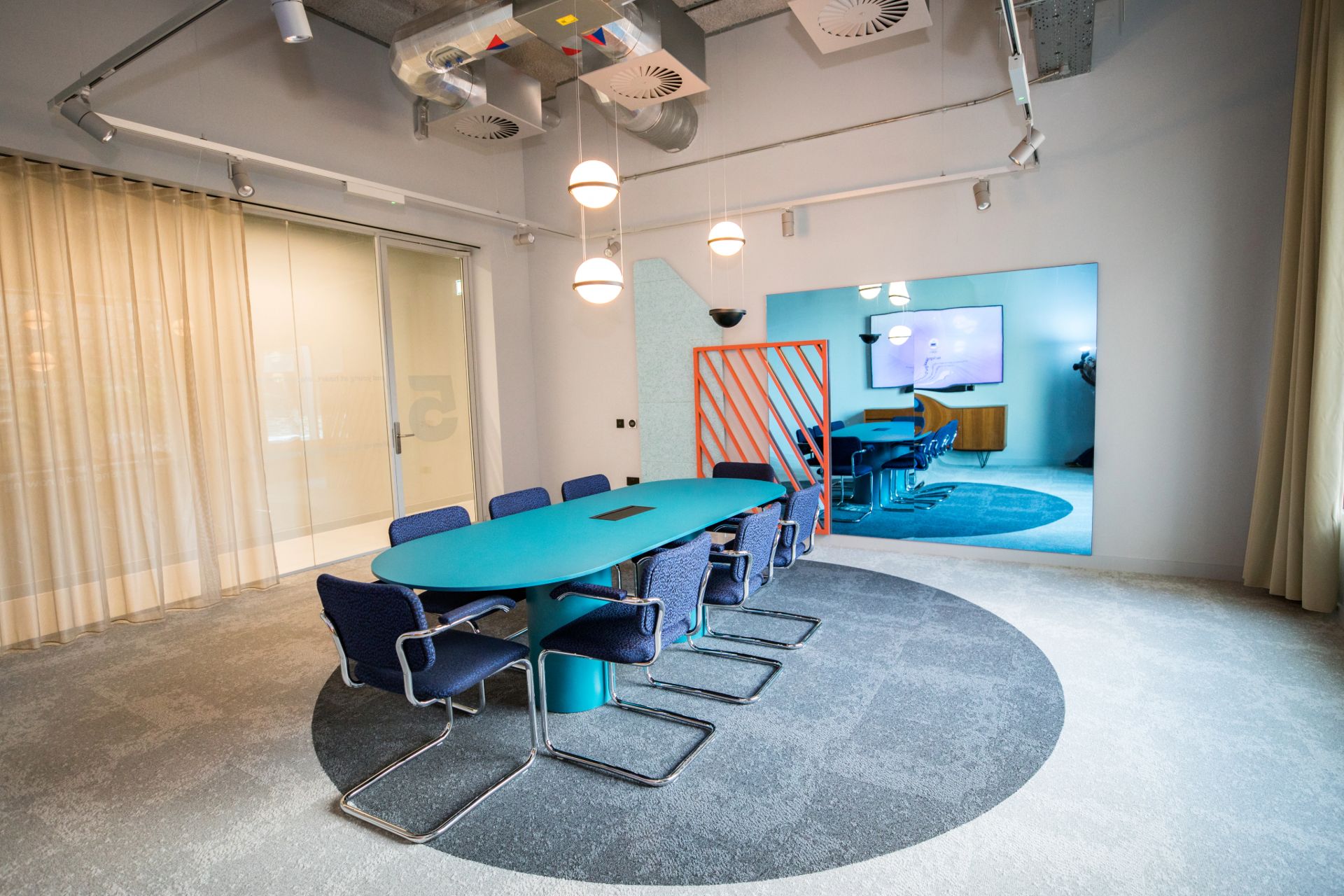 Salle de réunion avec tables et chaises bleues - The Social Hub