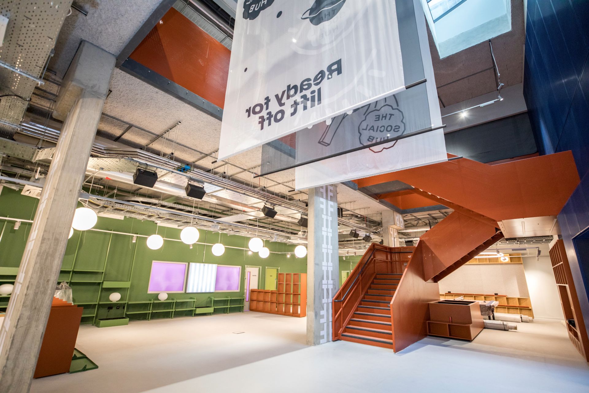 Grand hall avec escalier central - The Social Hub