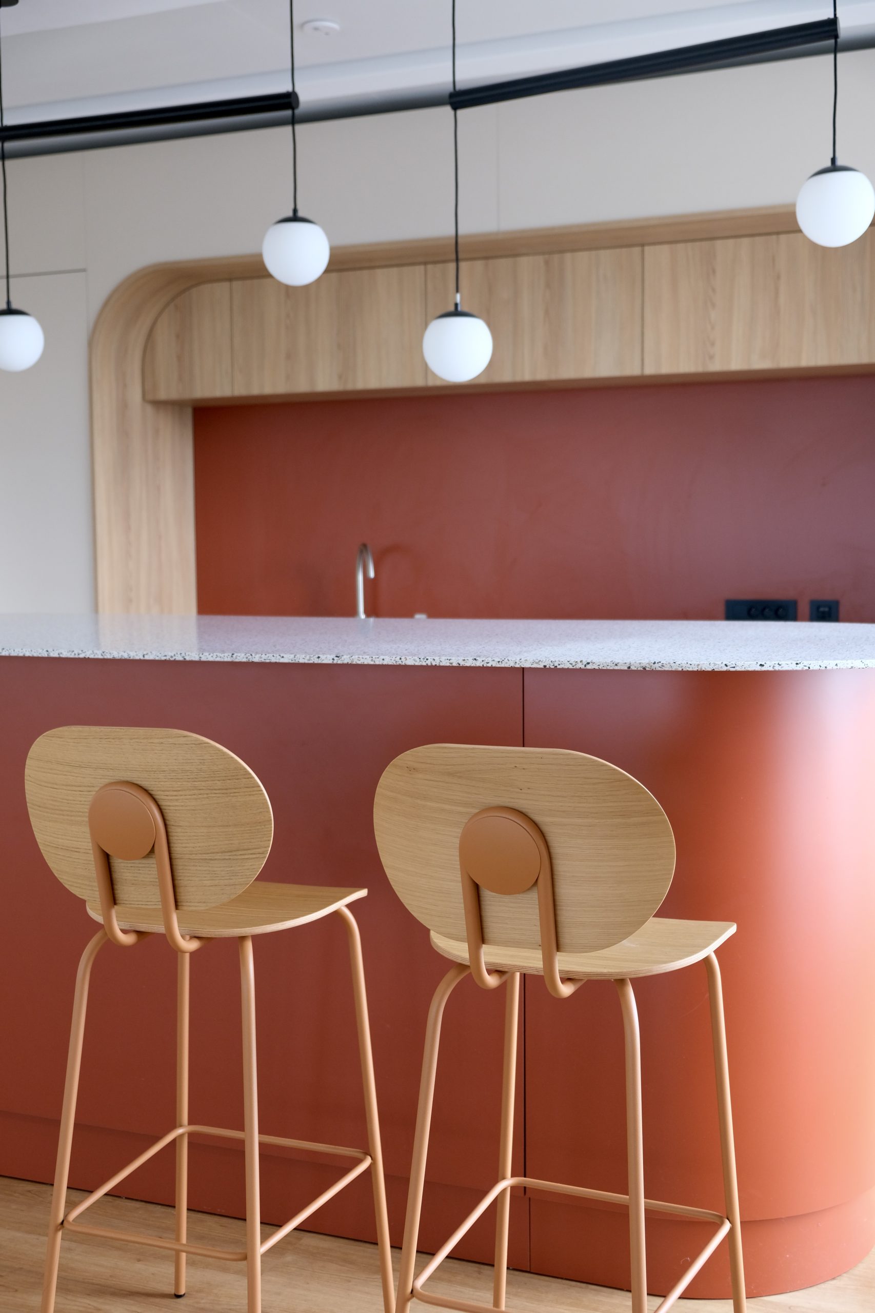 Cuisine, couleur corail et finitions en bois