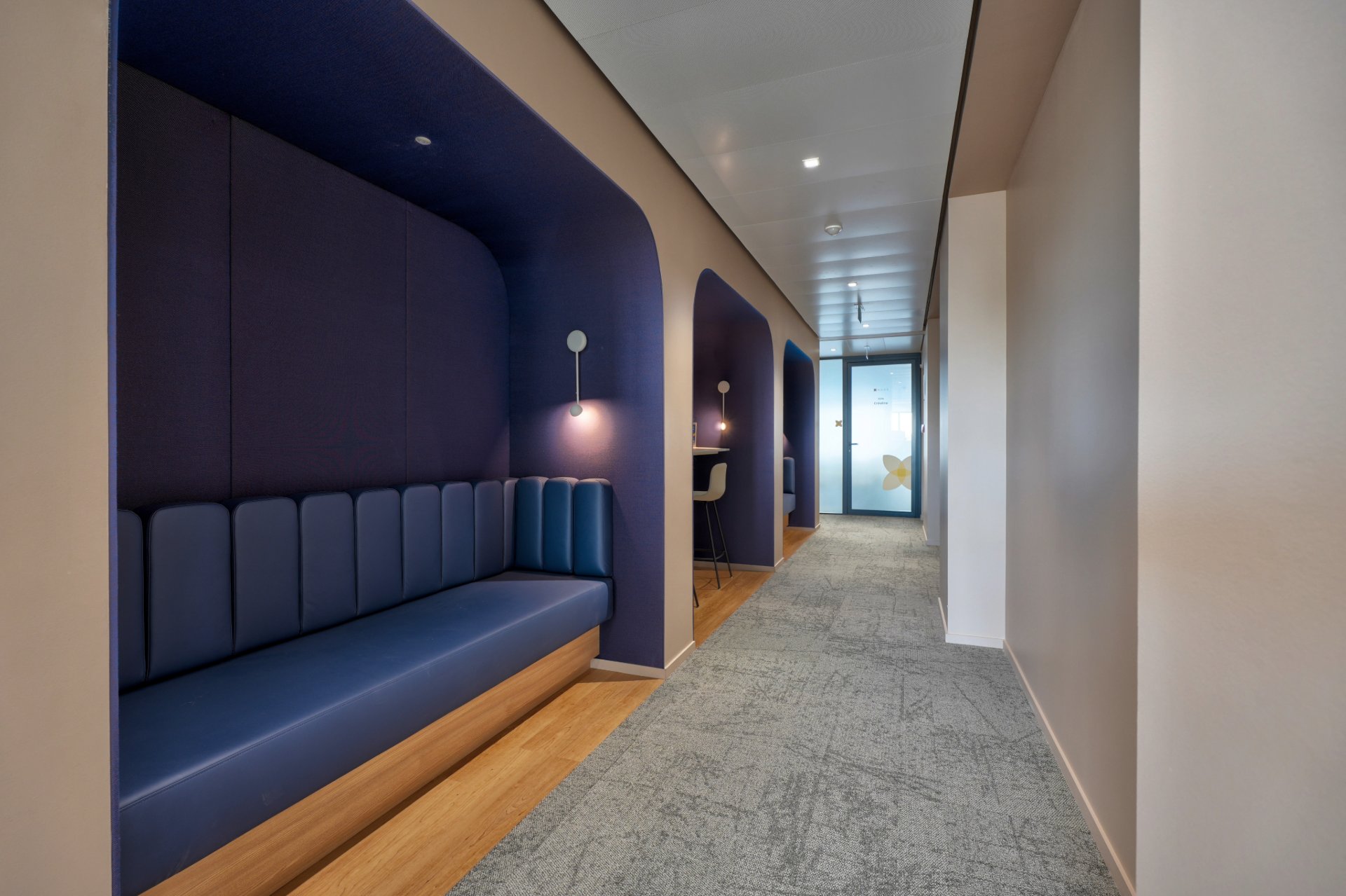 Banquettes bleues chez NAOS, par Parella