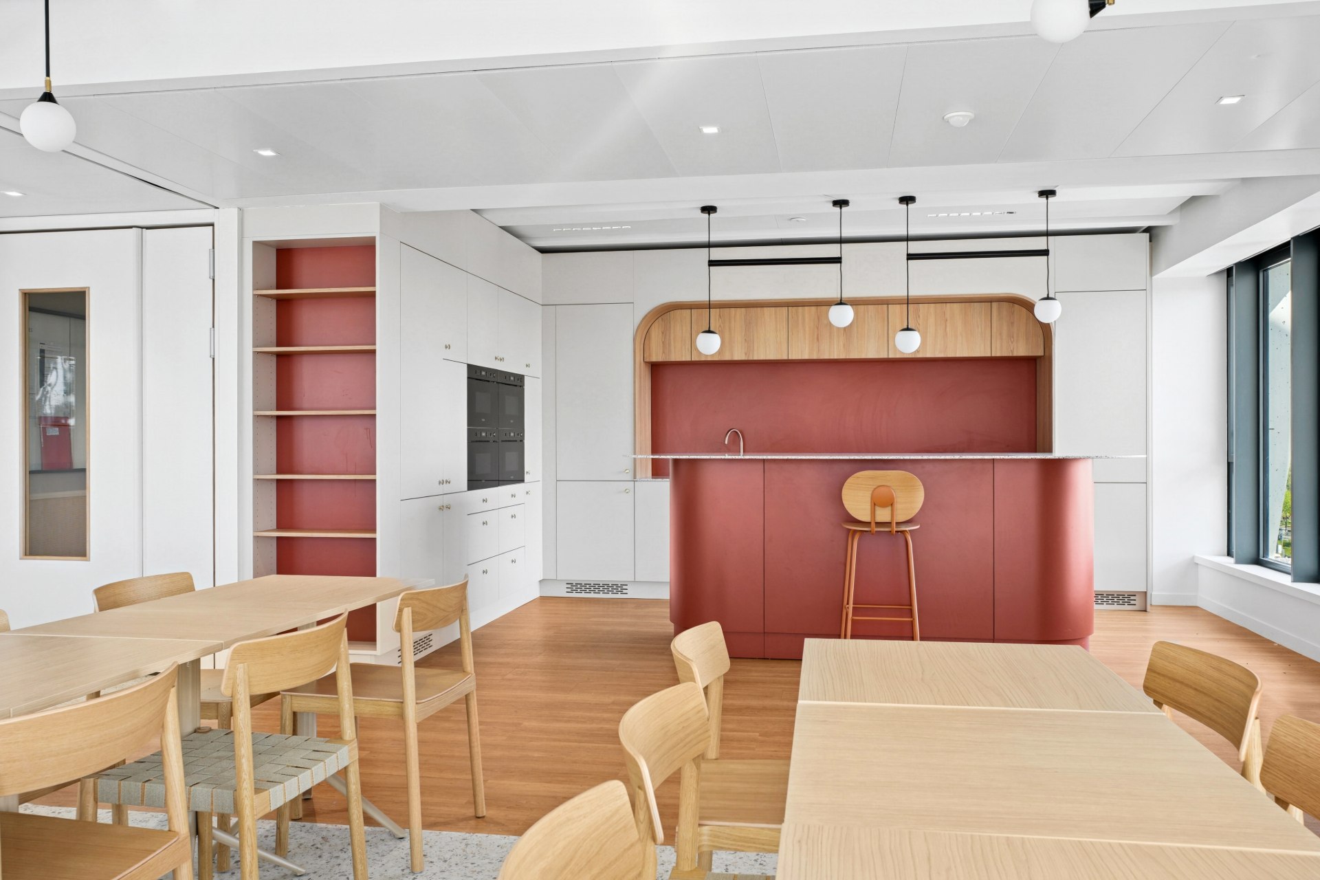 Espace de restauration chez NAOS, par Parella