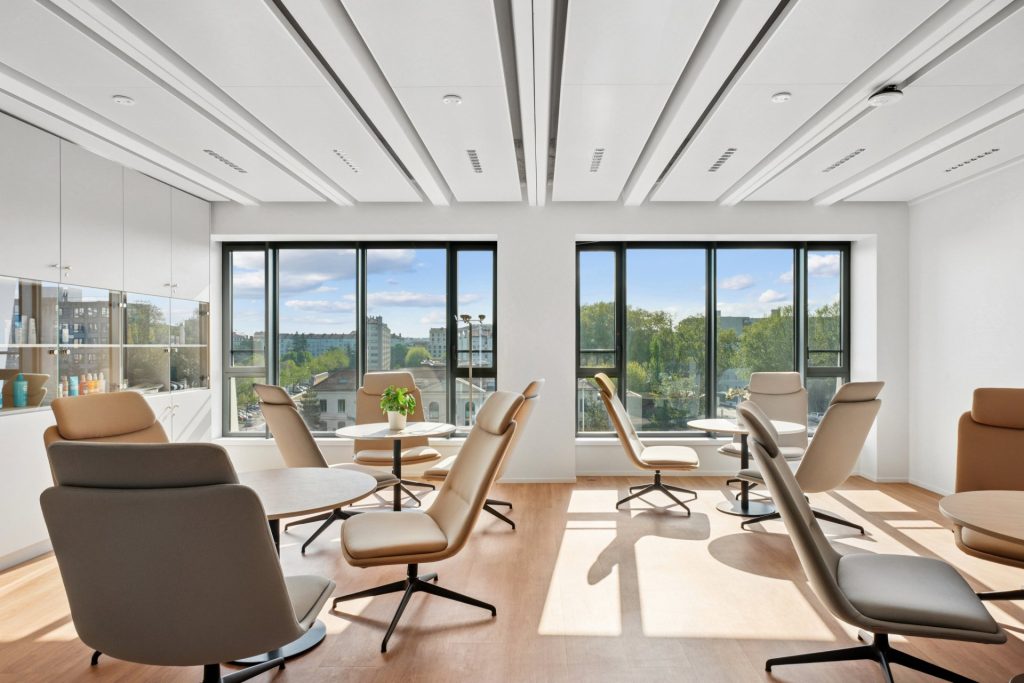 Salle de Coworking chez NAOS par Parella