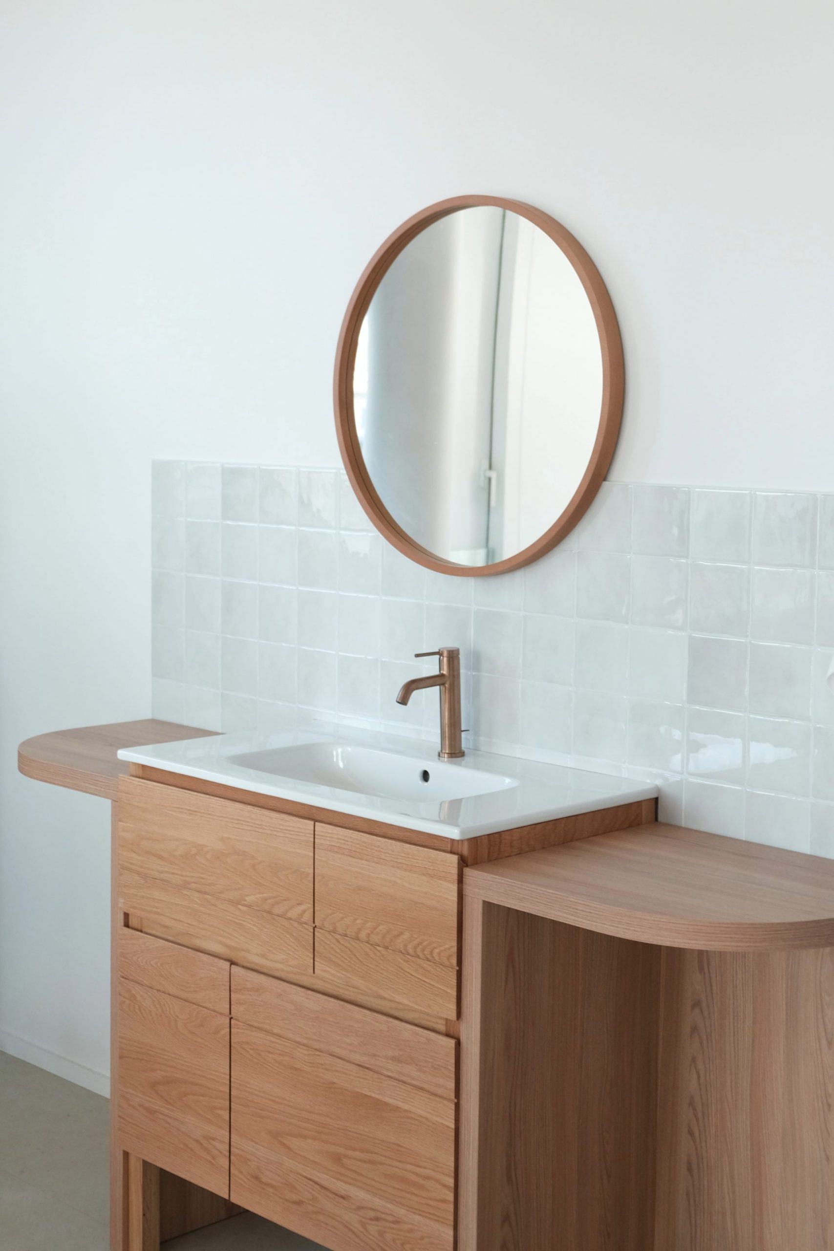 Espace avec meuble avec lavabo et miroir au mur
