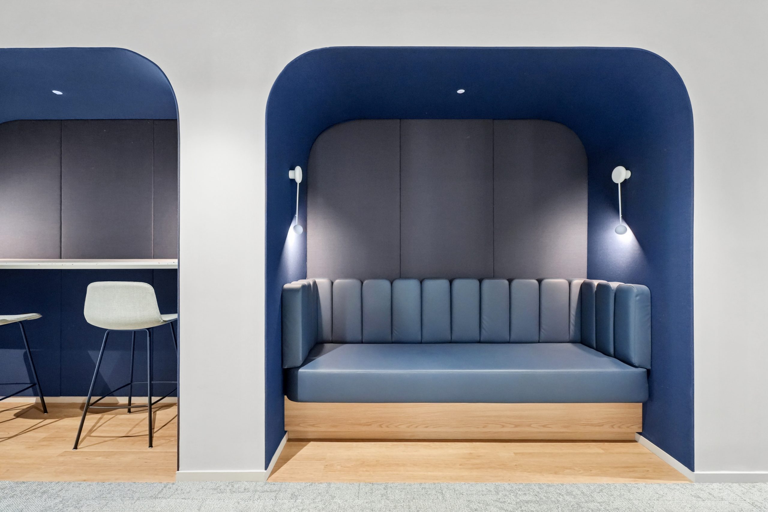 Bulle ouverte avec banquette dans les tons bleus chez Naos, par Parella