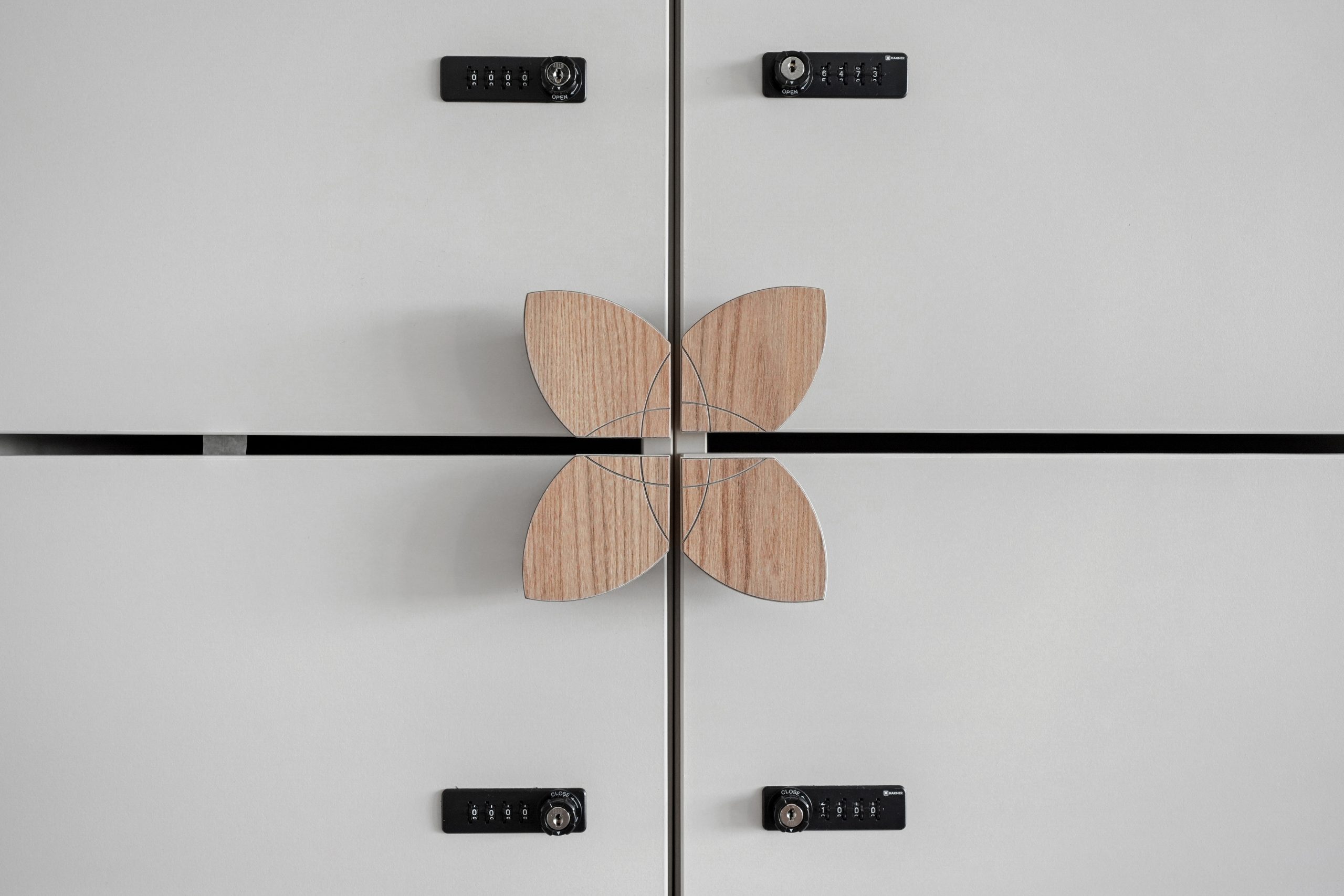 Détail des poignées des casiers en forme de fleur chez NAOS par Parella