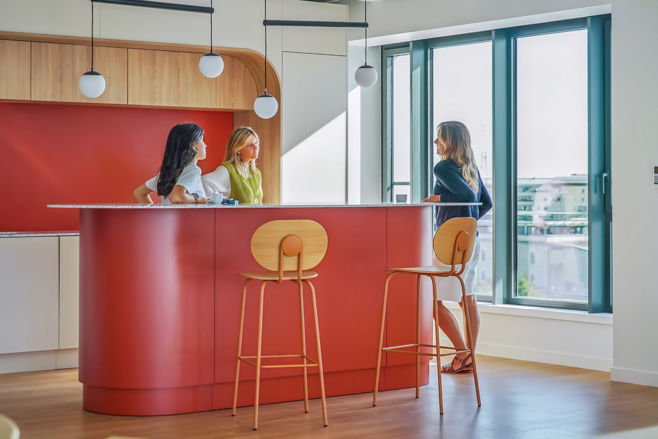 Espace cuisine, meuble corail, grande fenêtre