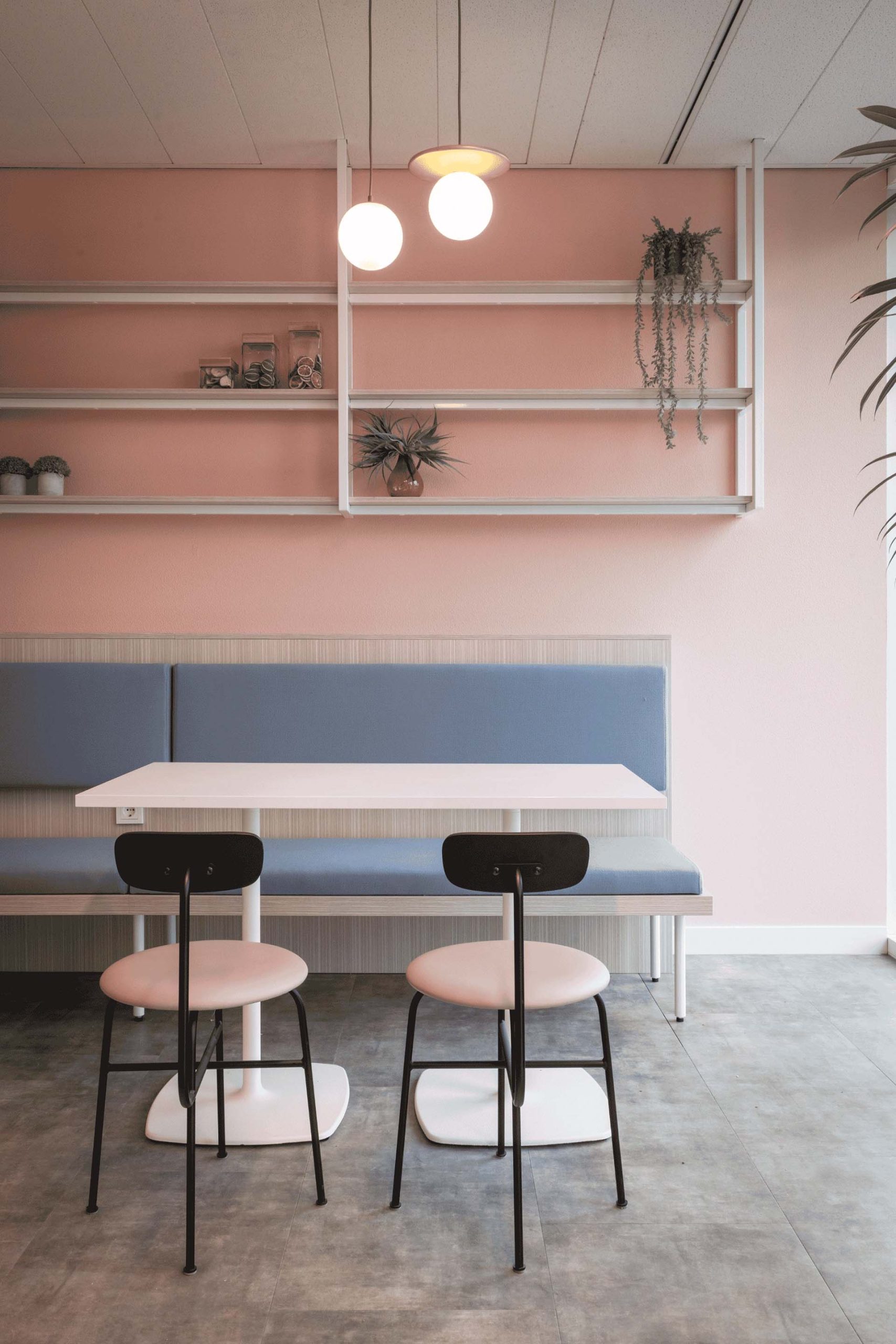 Espace de restauration dans les tons rose et bleu pâle
