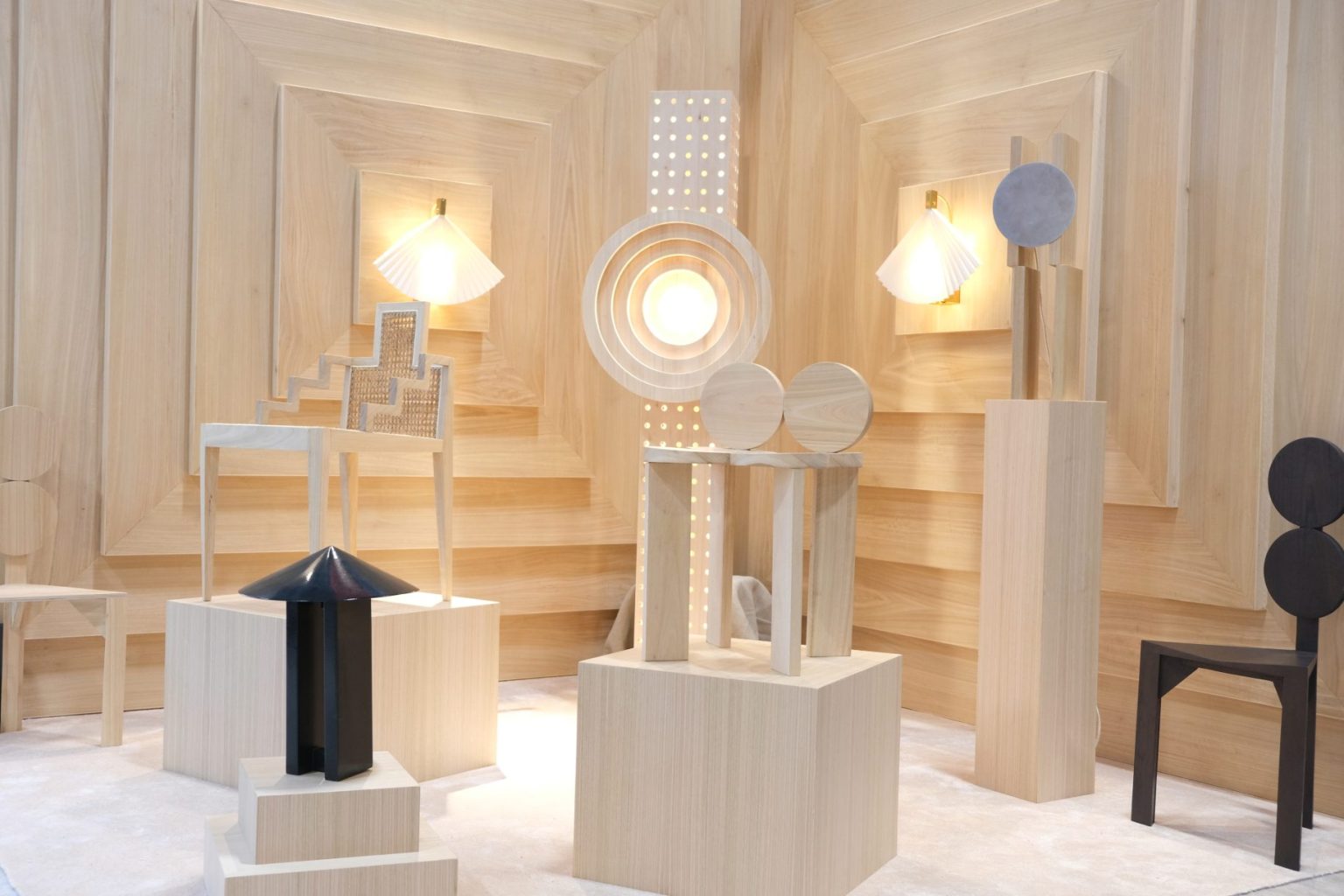 vu d'ensemble, différents luminaires, formes géométriques, ton blanc et beige