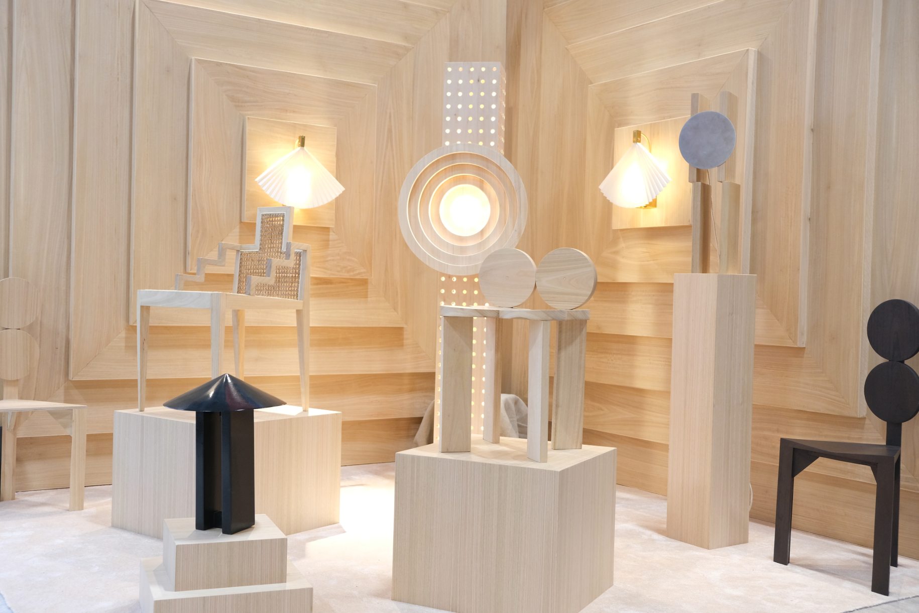 vu d'ensemble, différents luminaires, formes géométriques, ton blanc et beige