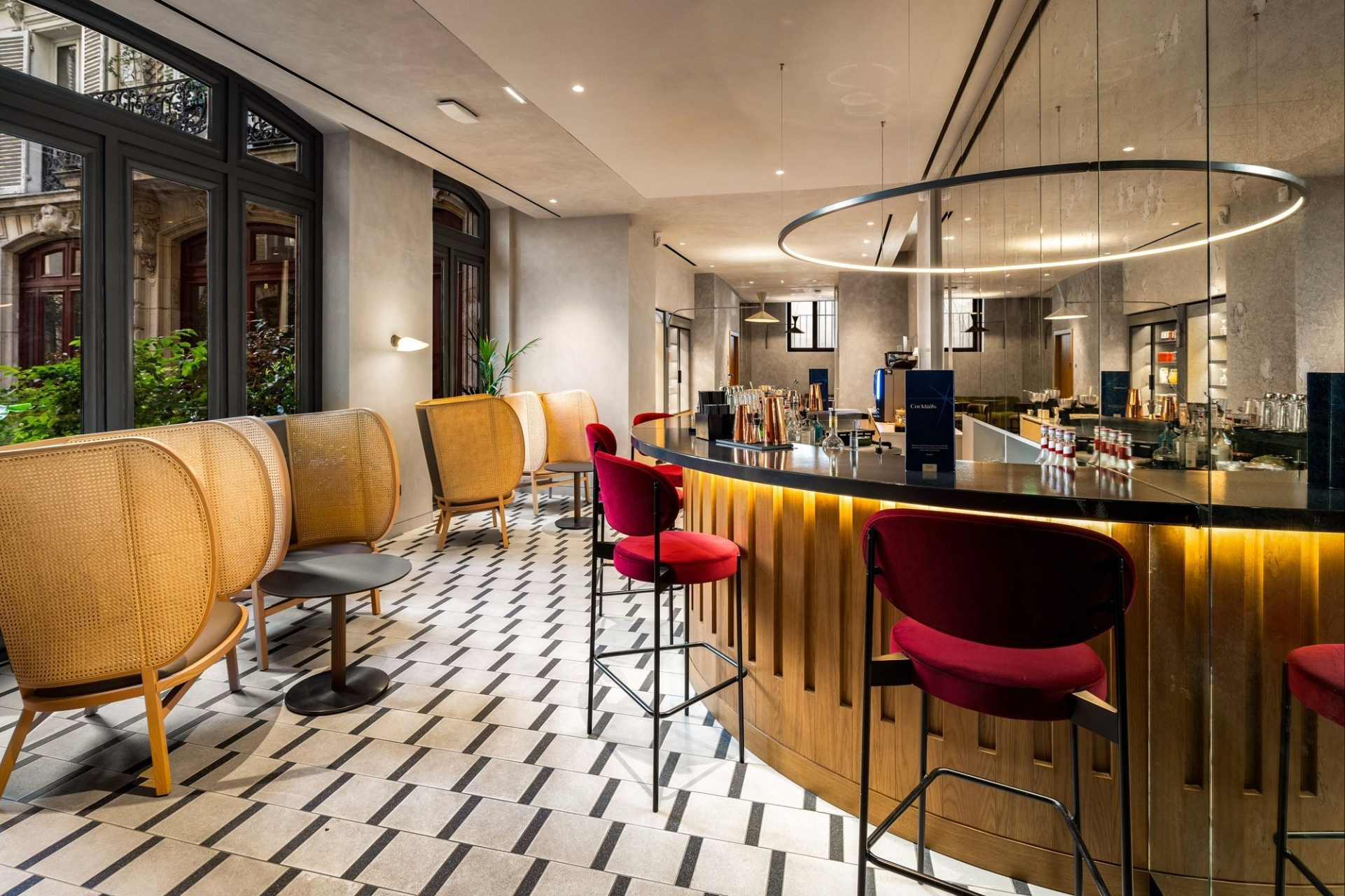 Vu du bar en bois, carrelage noir et blanc, chaises rouge et noir