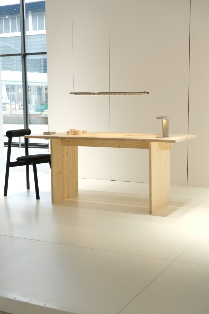 table en bois clair, avec chaise noir
