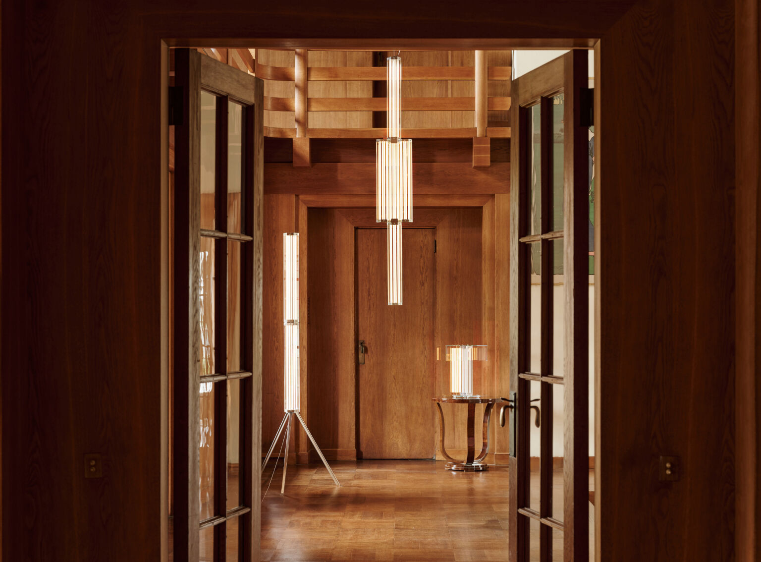 Pièce entièrement en bois, lustre blanc design au centre
