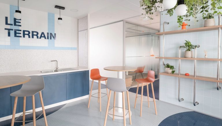 Photo d'une salle de convivialité avec fond bleu et inscription Terrain.