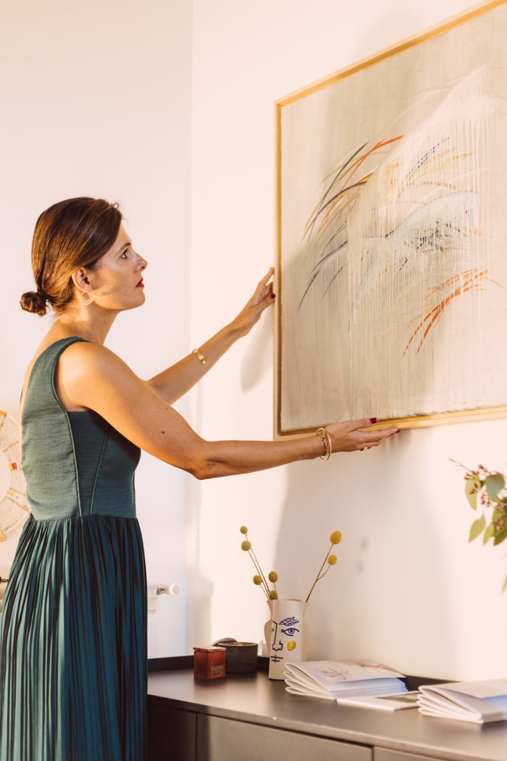 La fondatrice avec une oeuvre