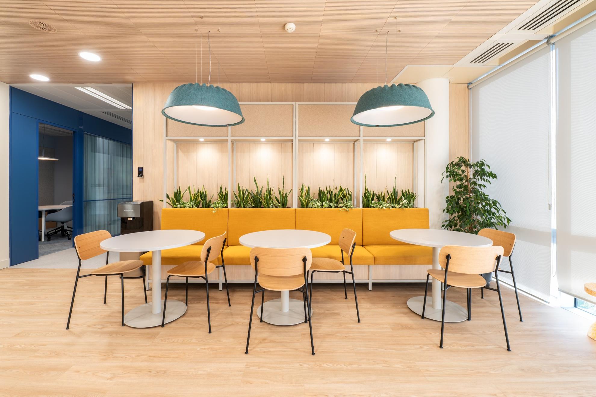 Espace de restauration avec 3 tables et une banquette +chaises.