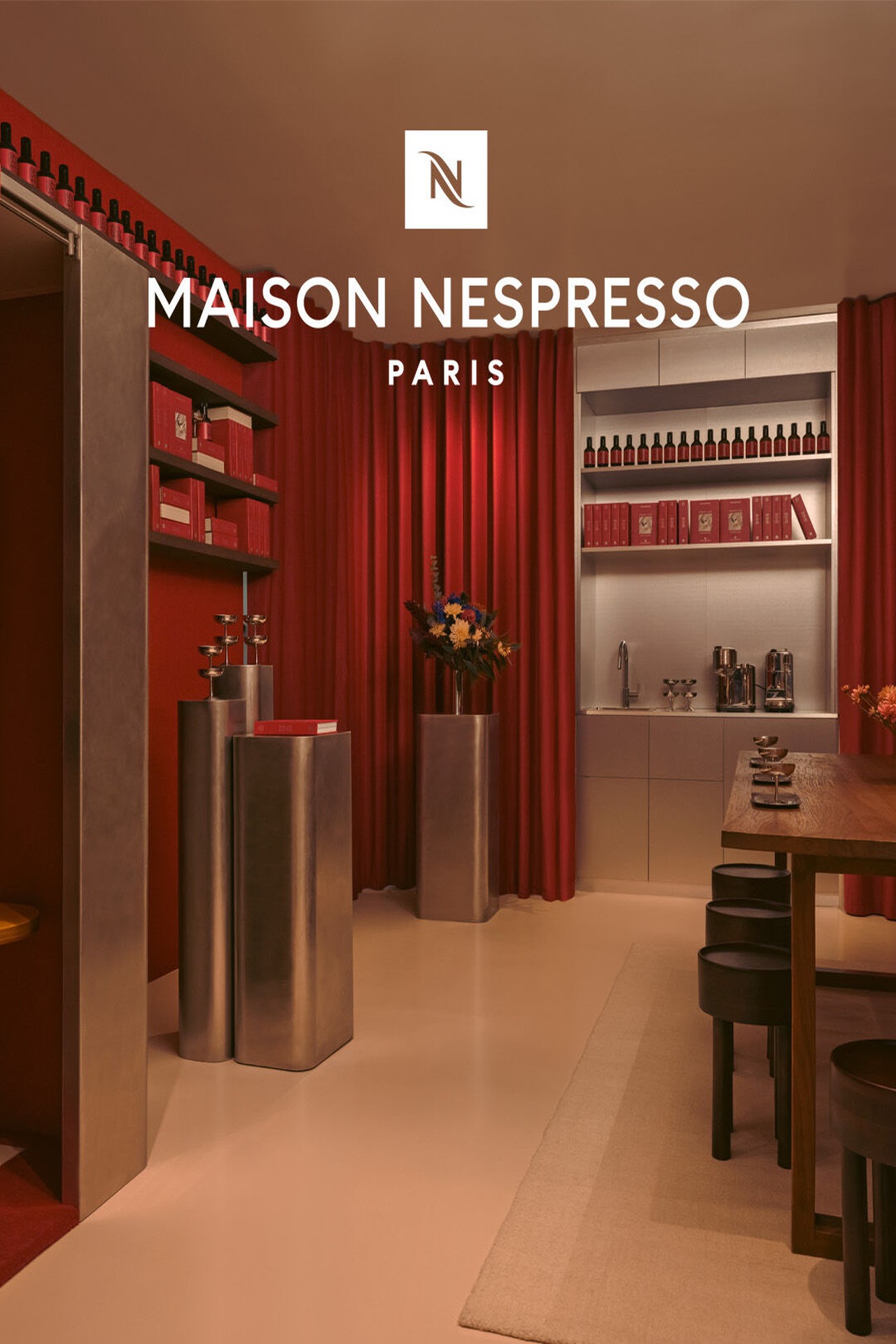 Table à droite avec des rideaux rouges.